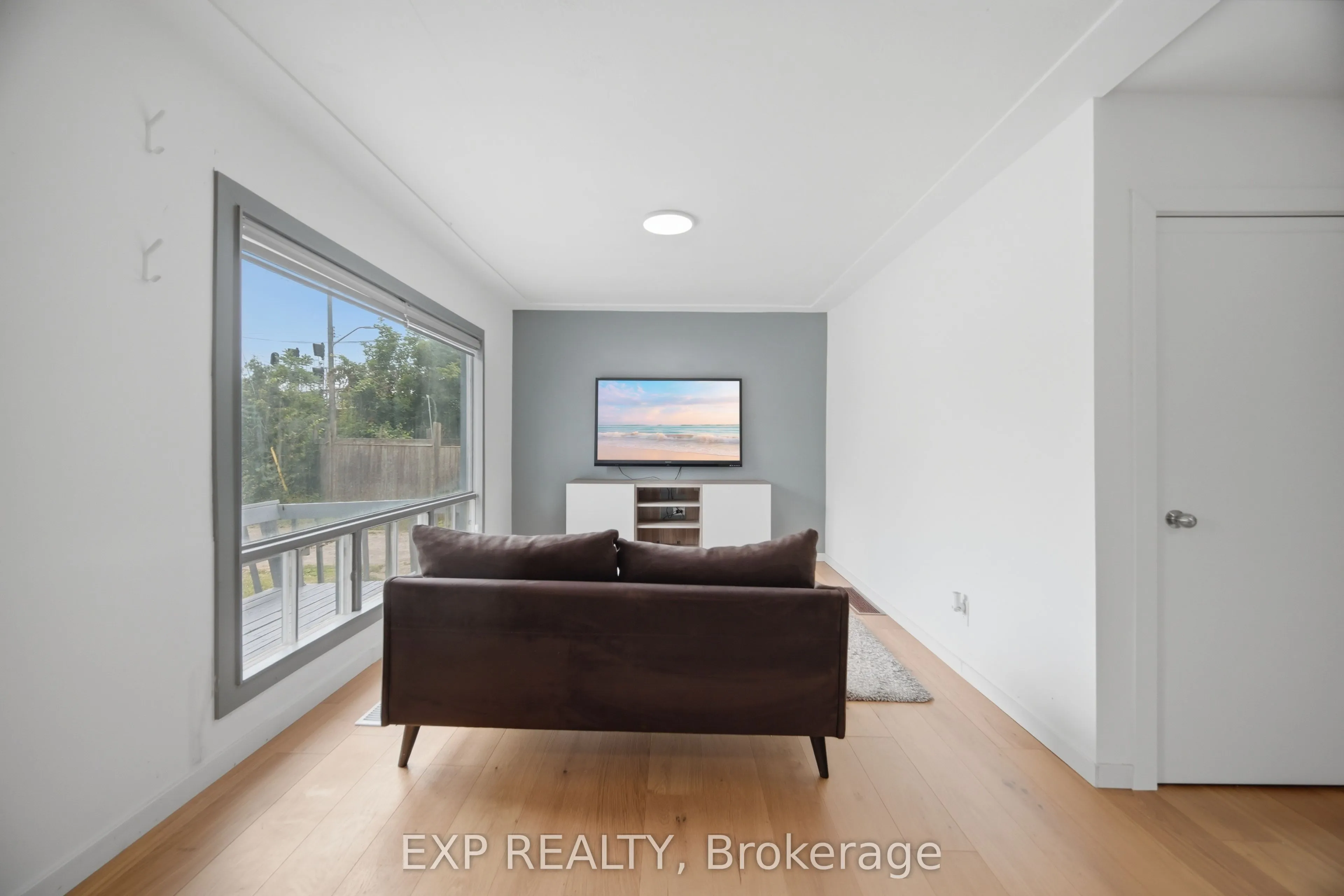 32 Maple Avenue E