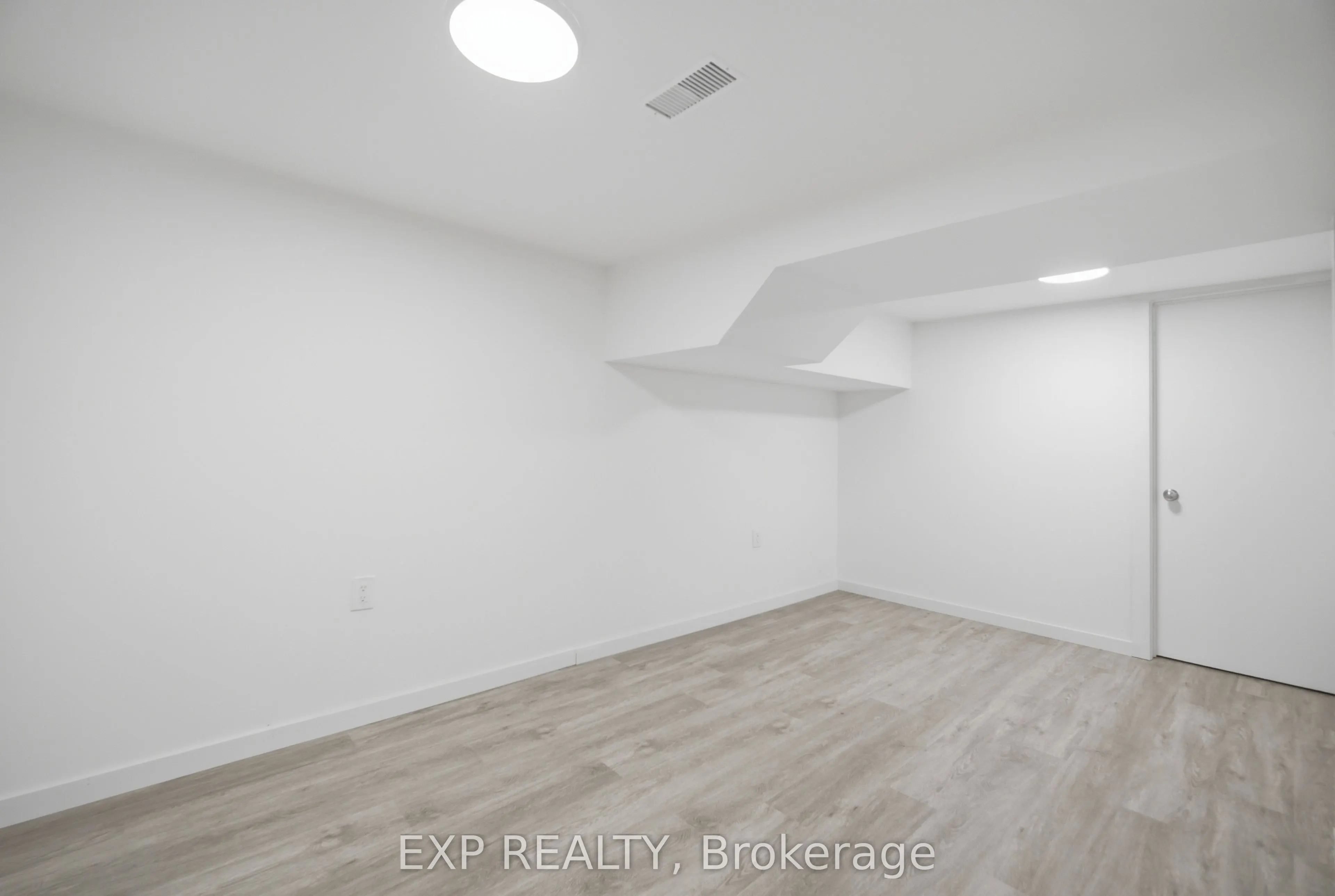 32 Maple Avenue E
