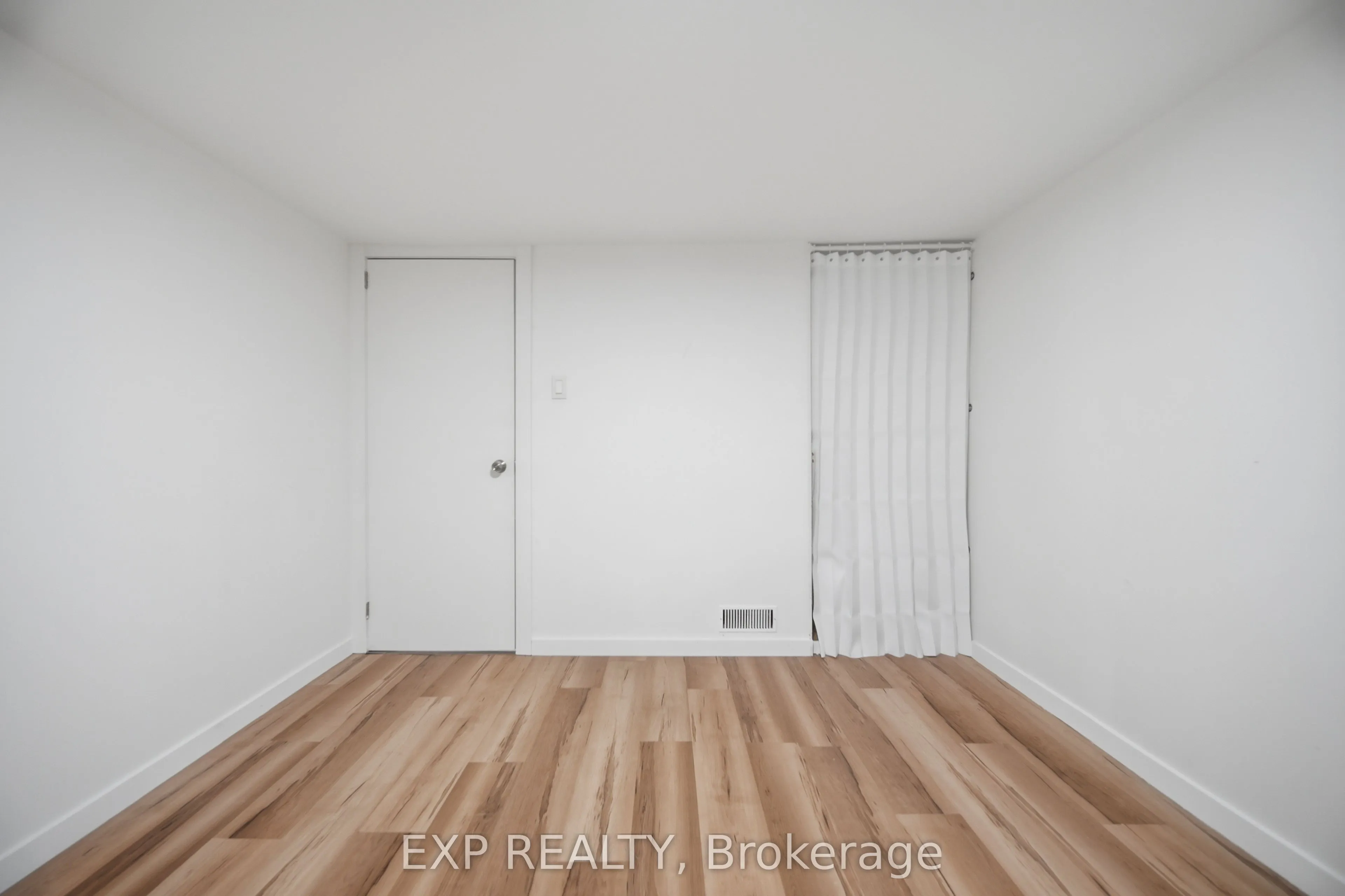 32 Maple Avenue E