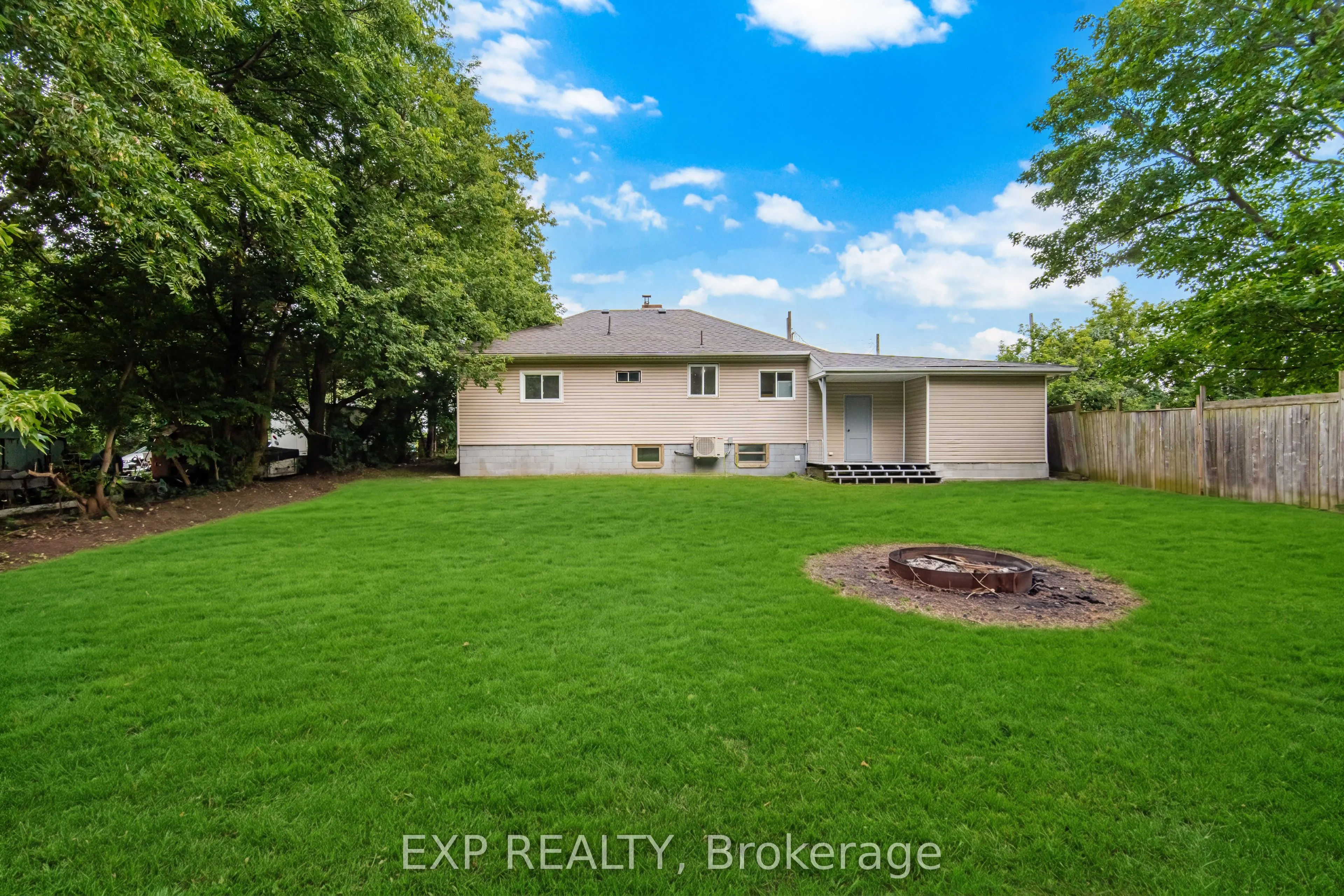 32 Maple Avenue E