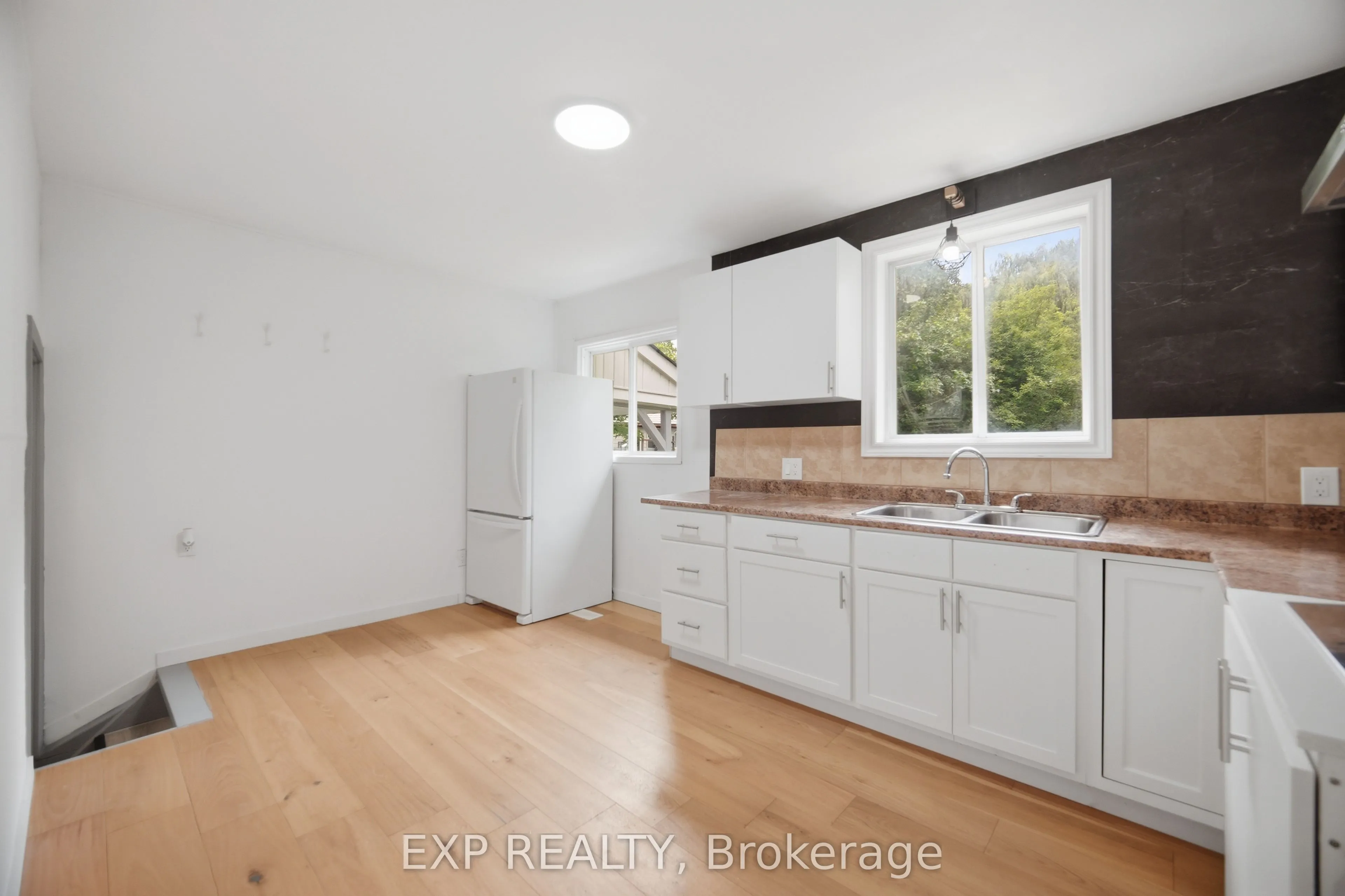 32 Maple Avenue E