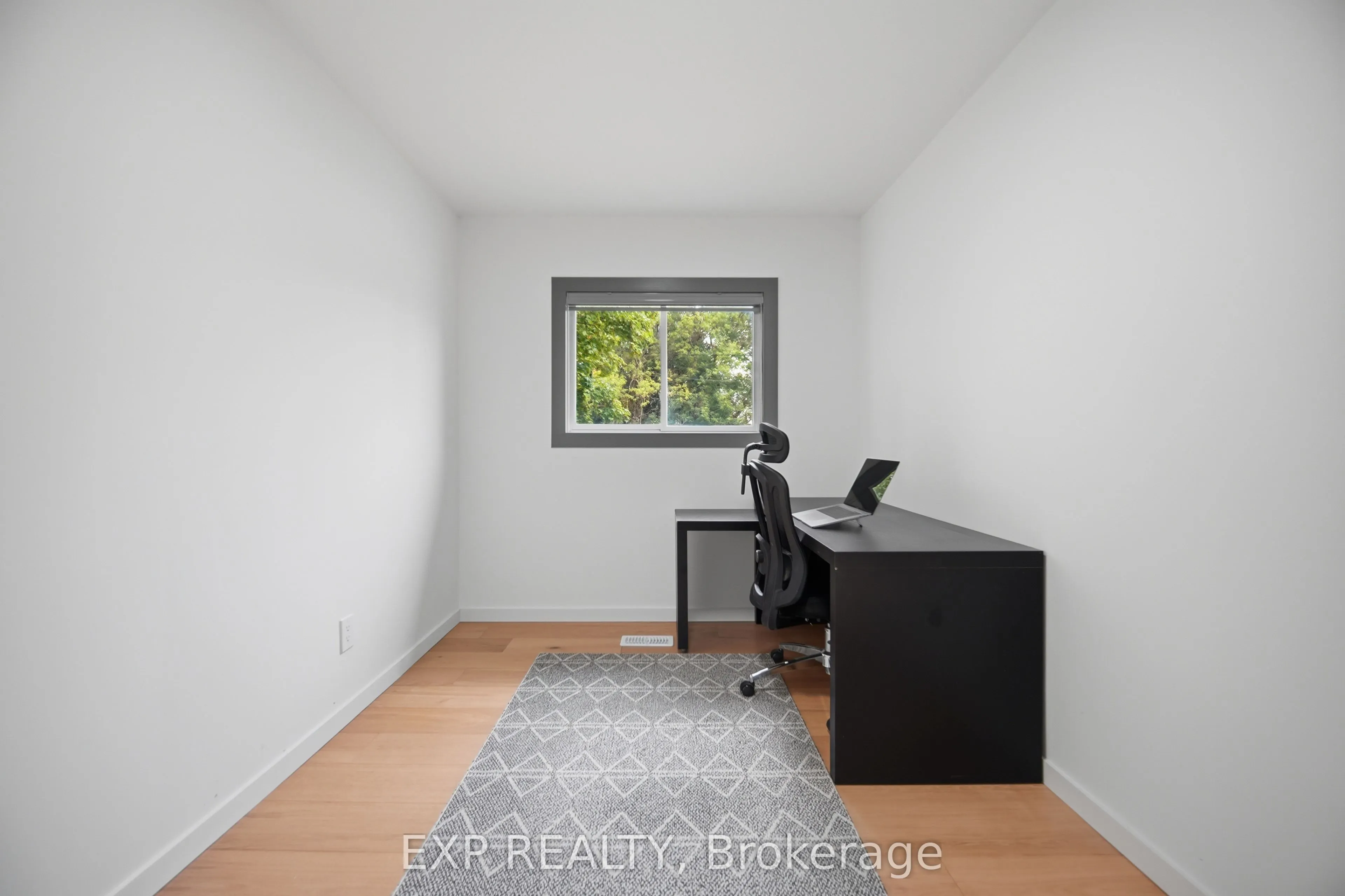 32 Maple Avenue E