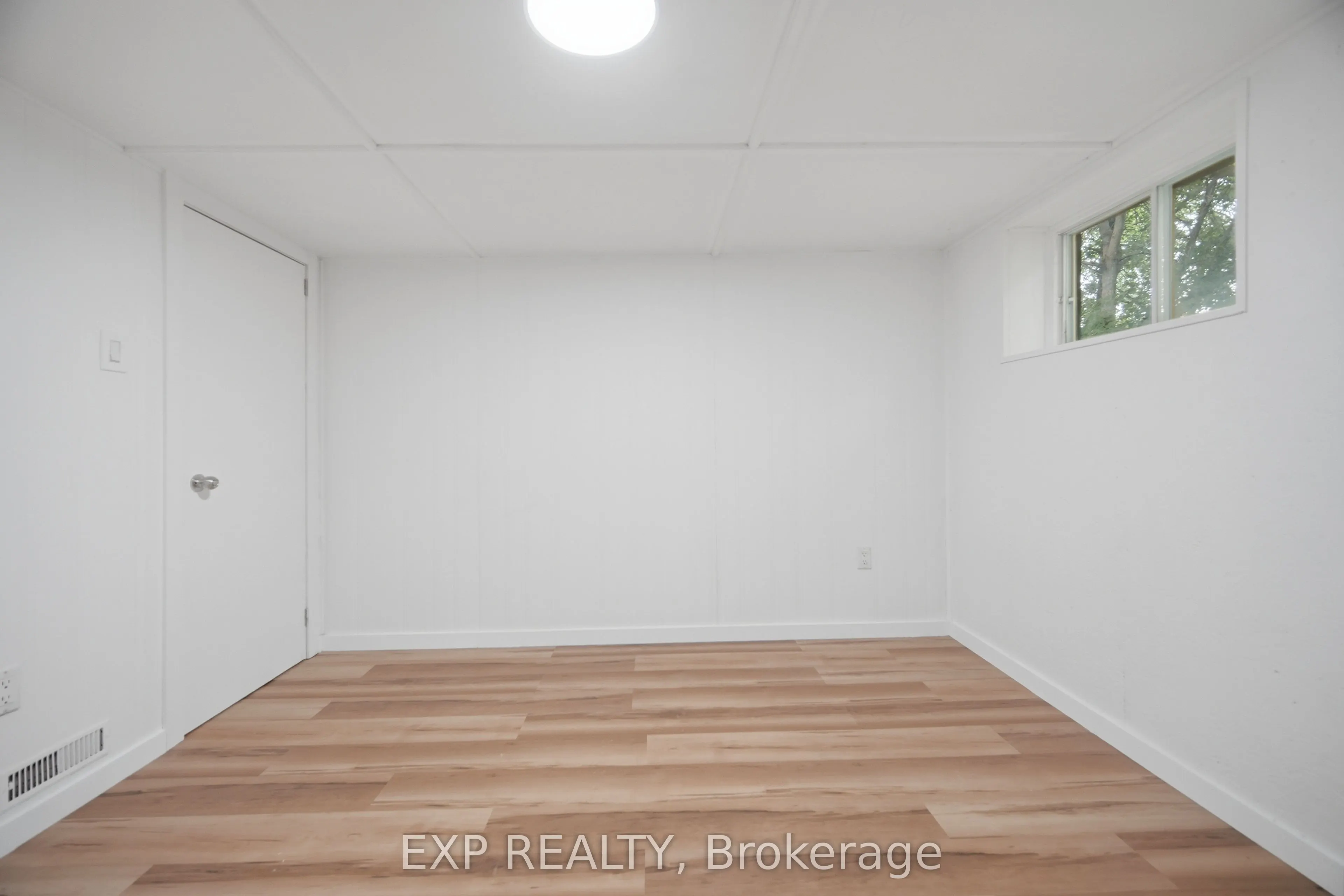 32 Maple Avenue E