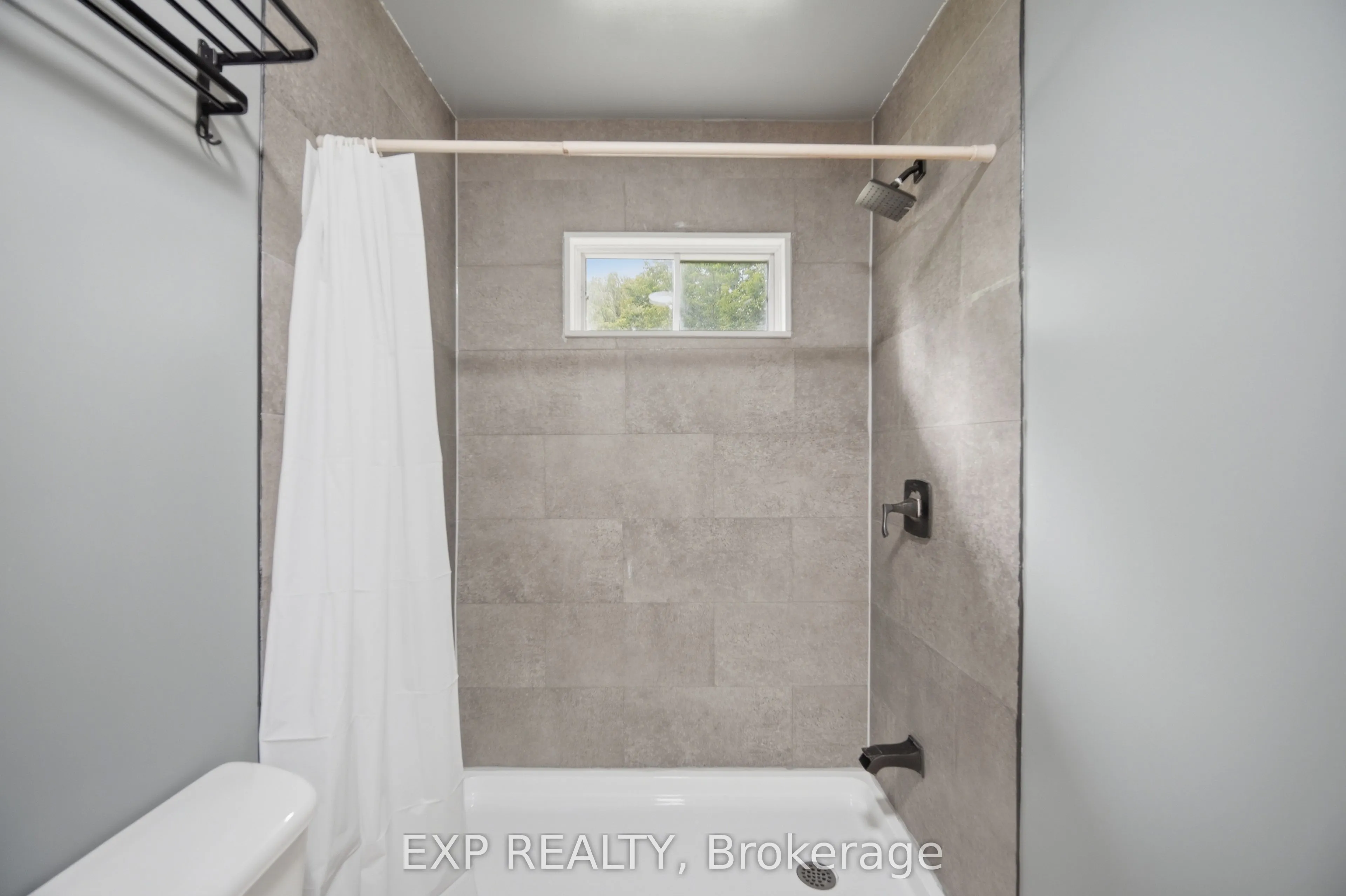 32 Maple Avenue E
