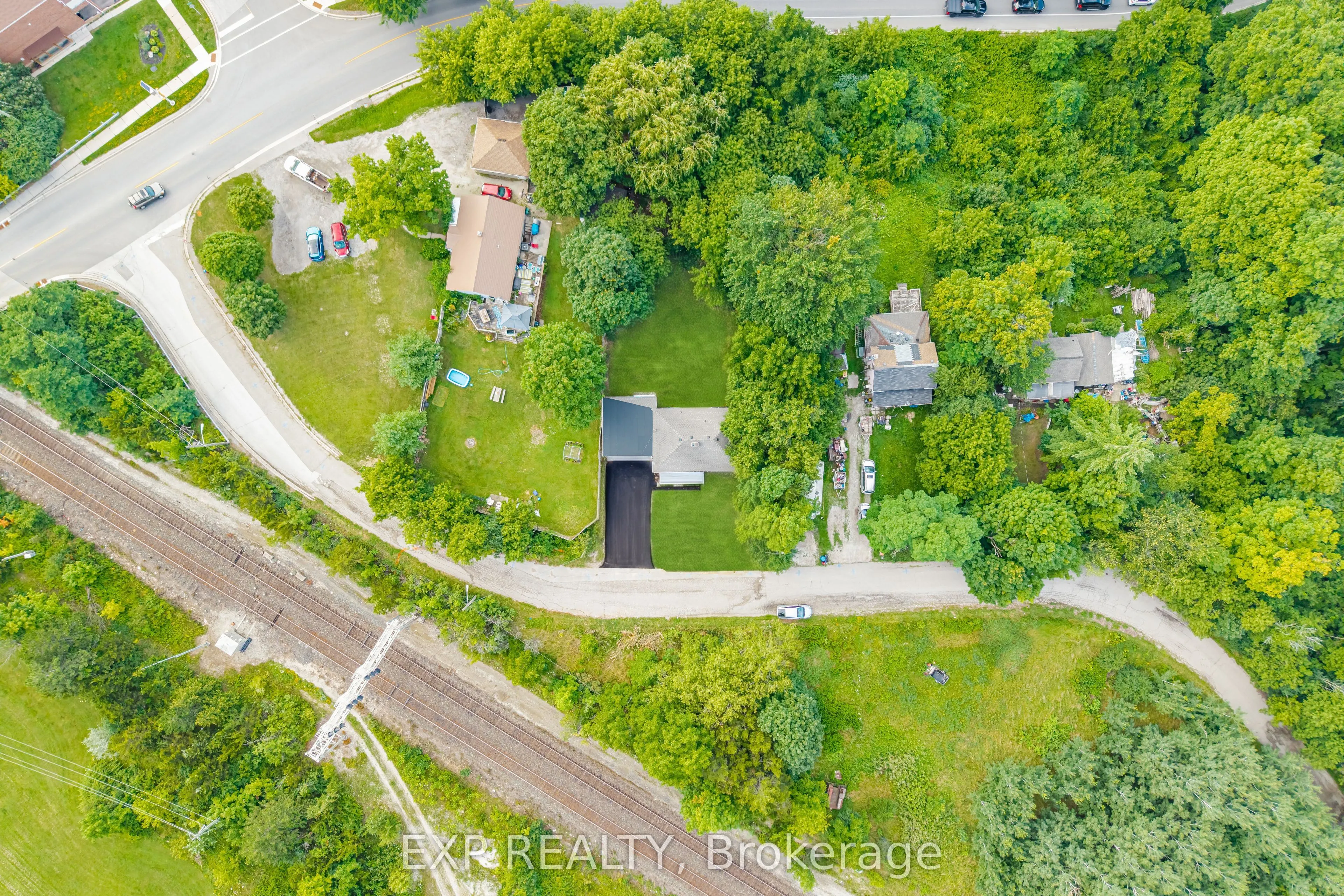32 Maple Avenue E