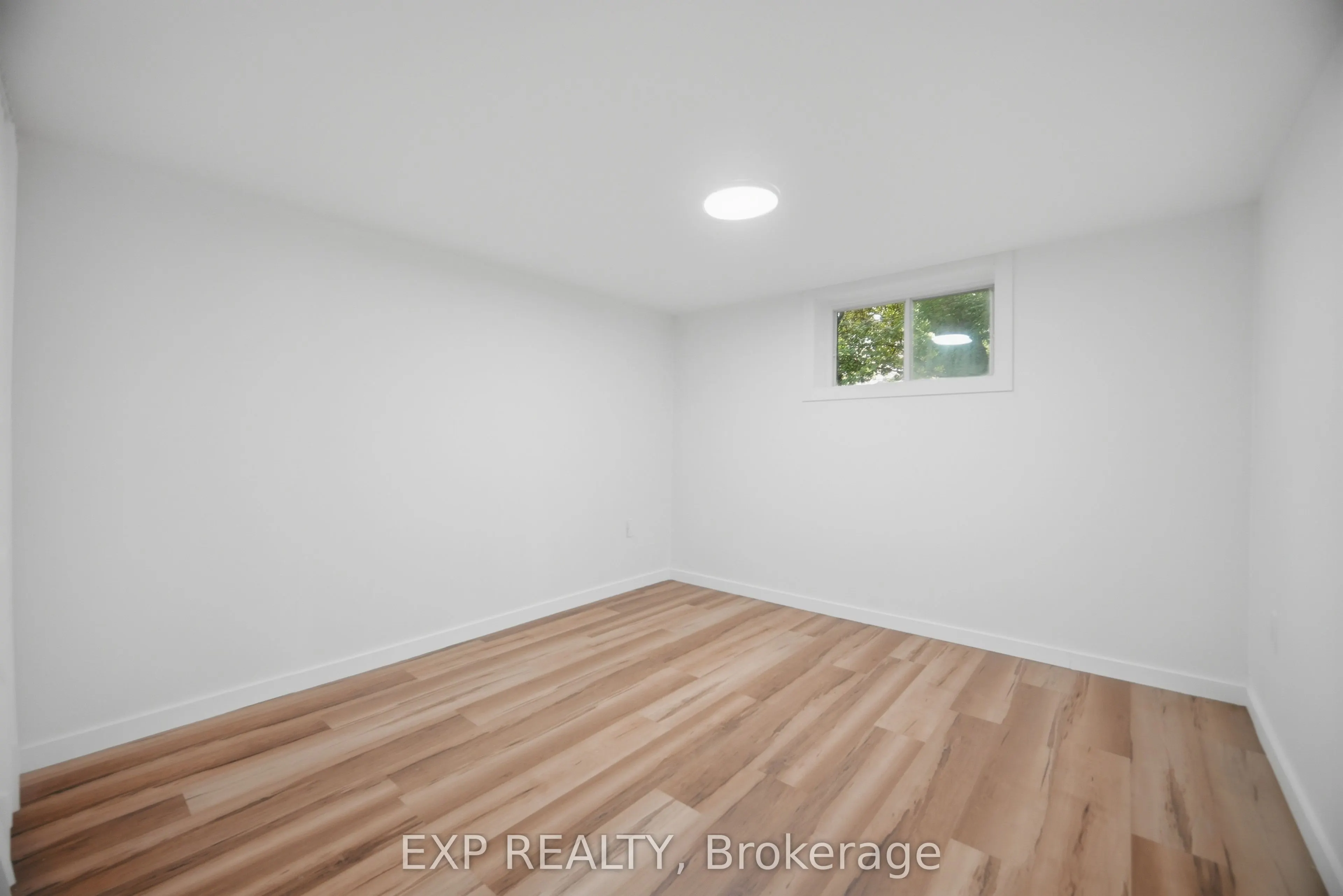 32 Maple Avenue E