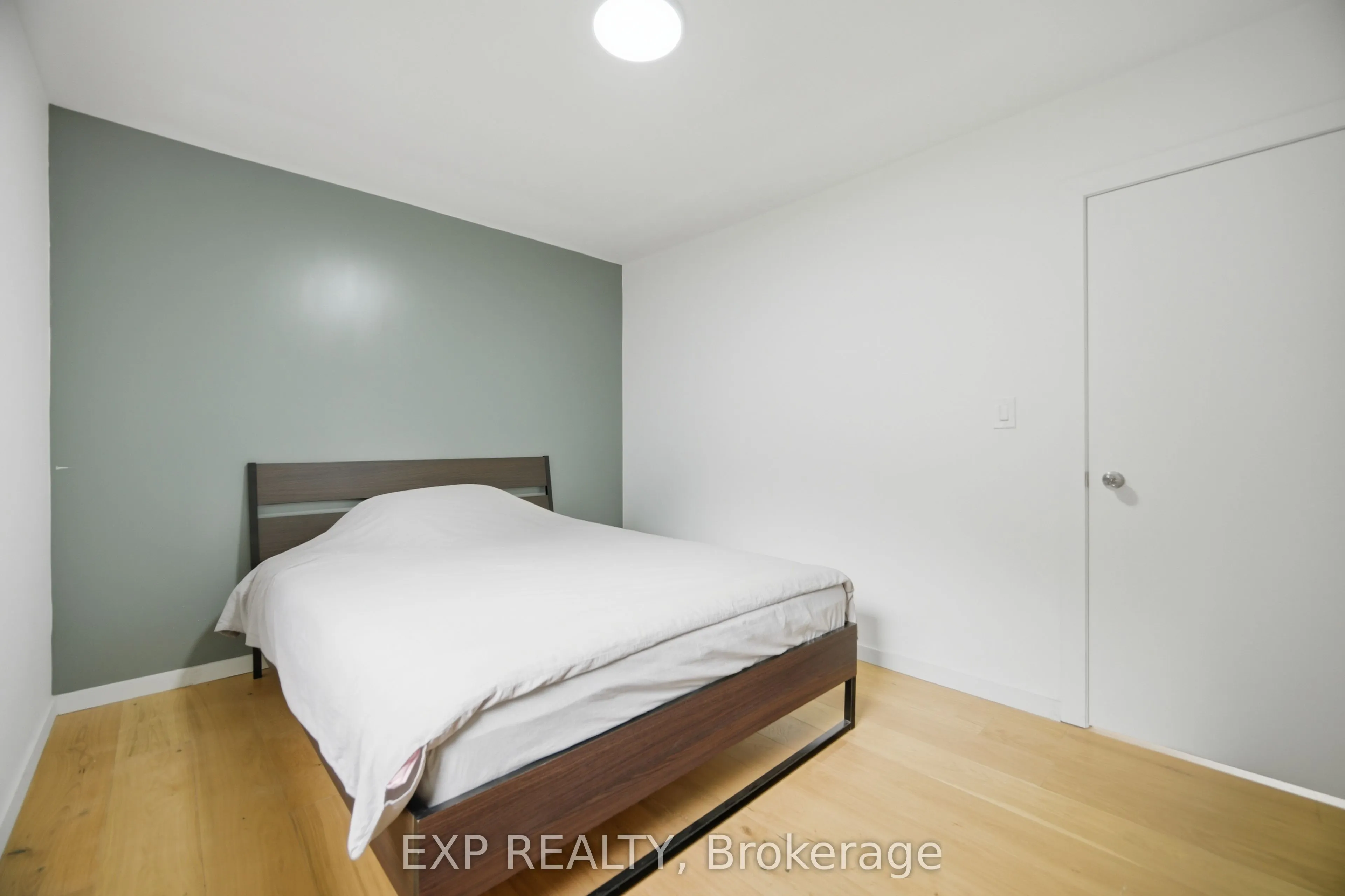 32 Maple Avenue E