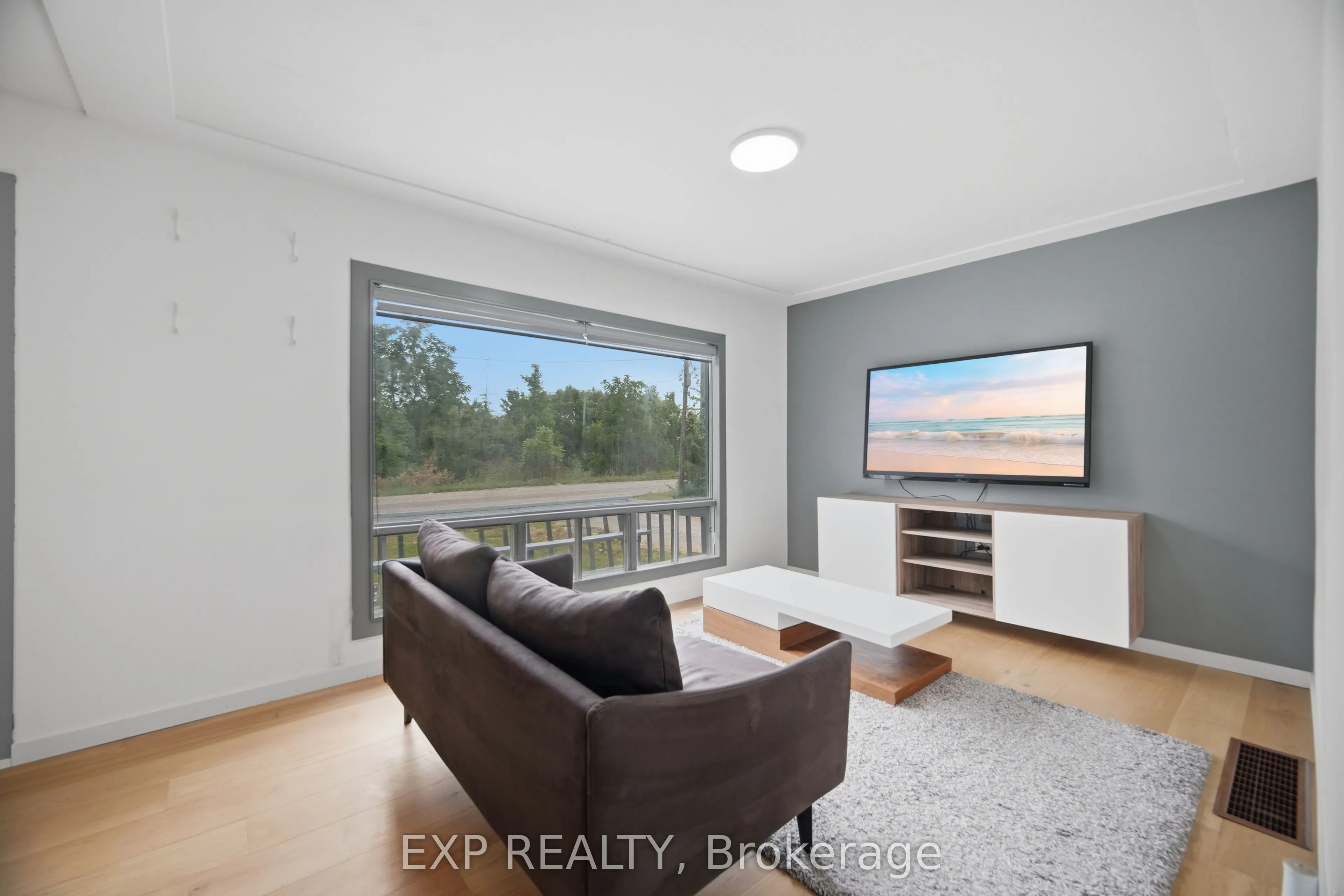32 Maple Avenue E