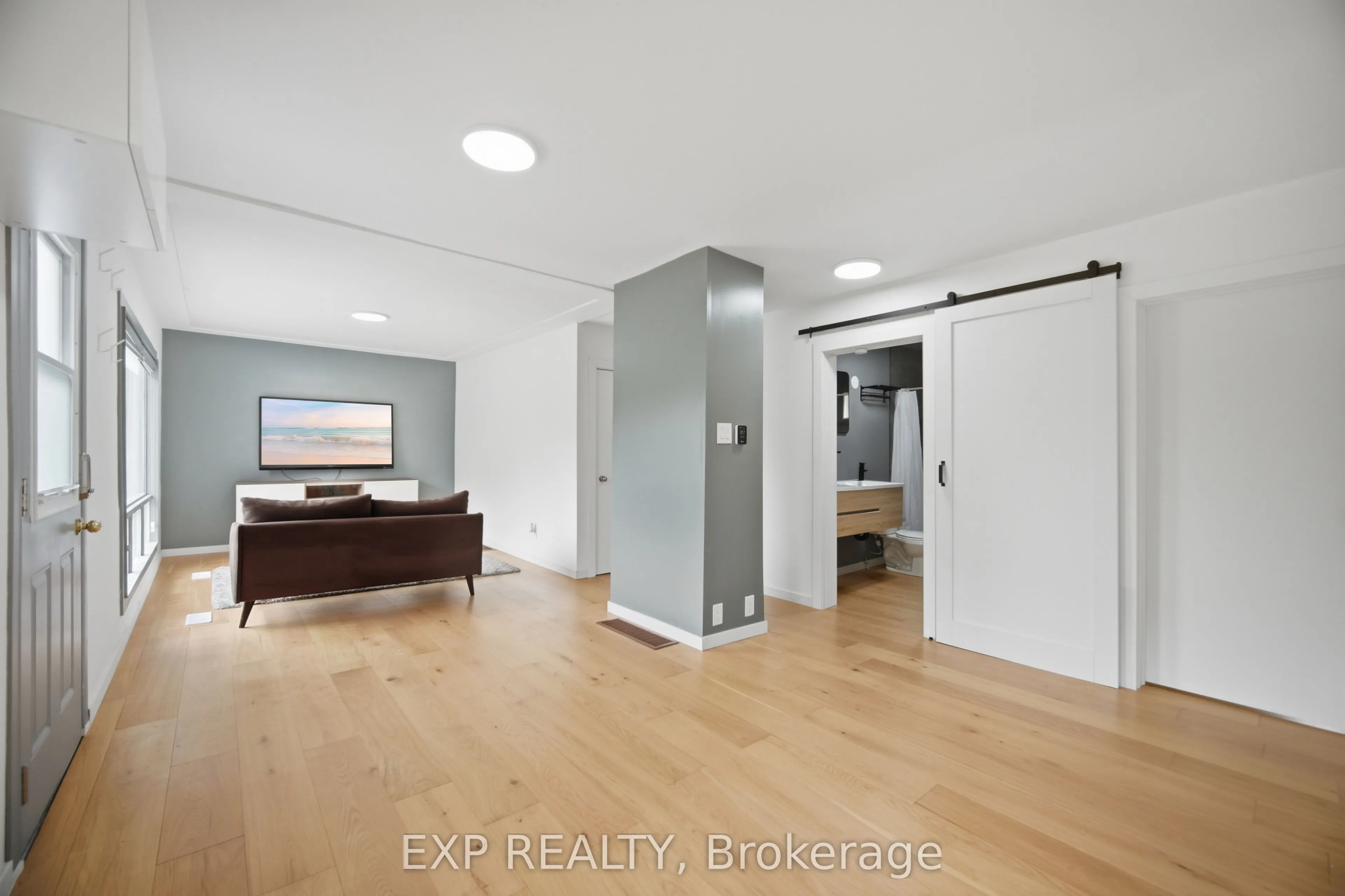 32 Maple Avenue E