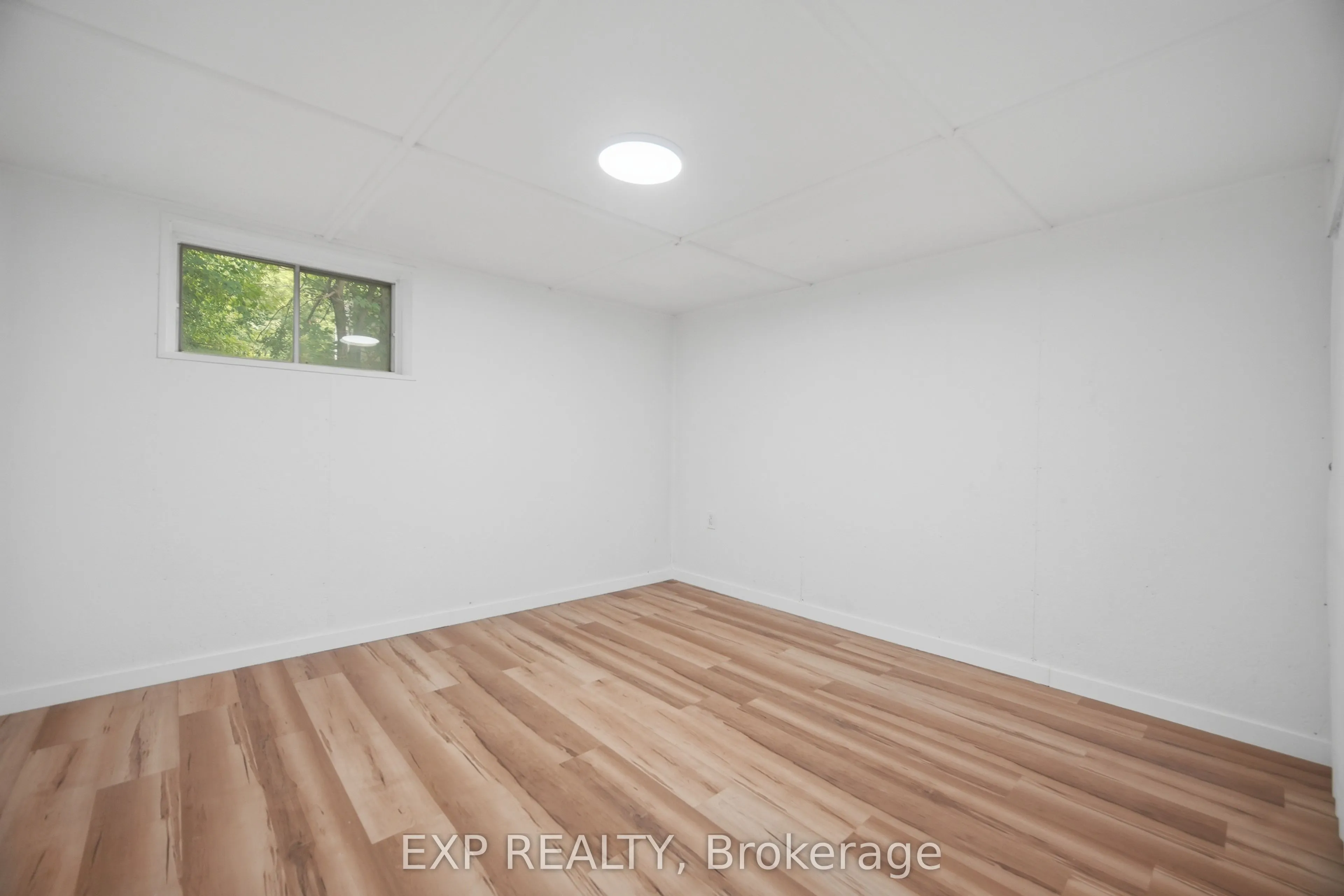 32 Maple Avenue E