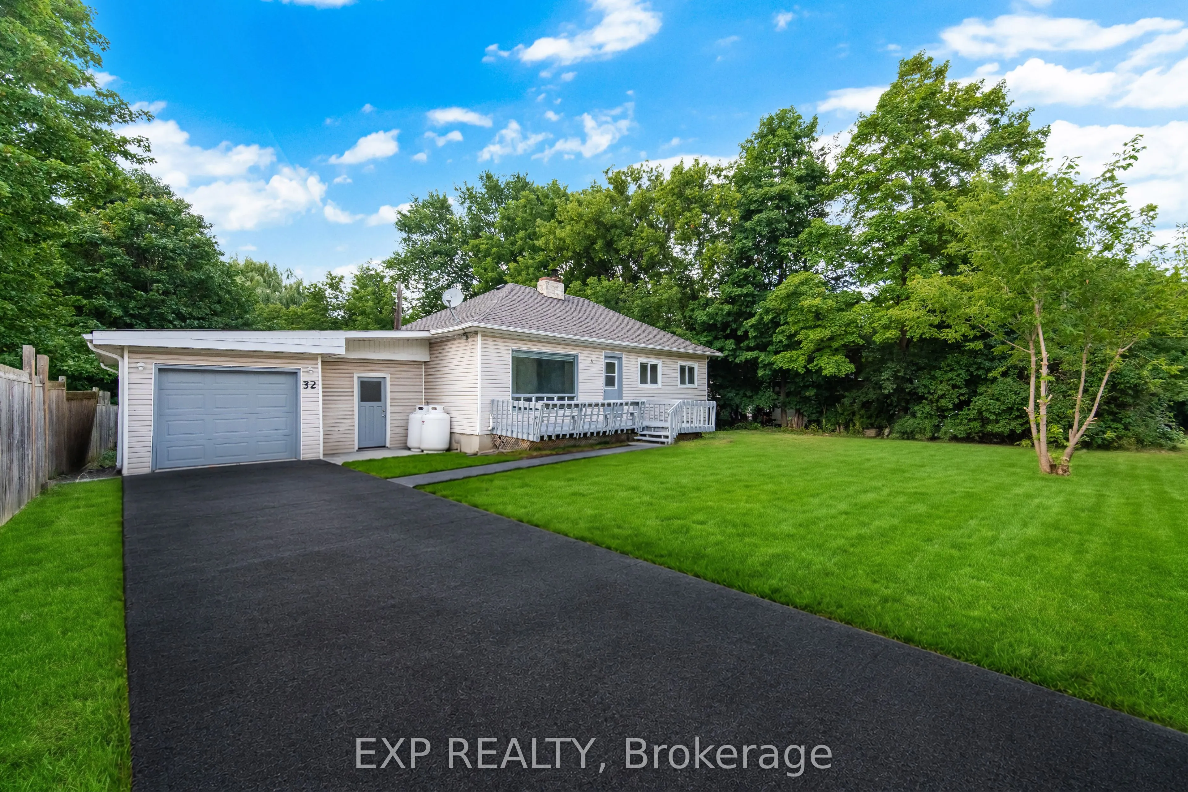 32 Maple Avenue E