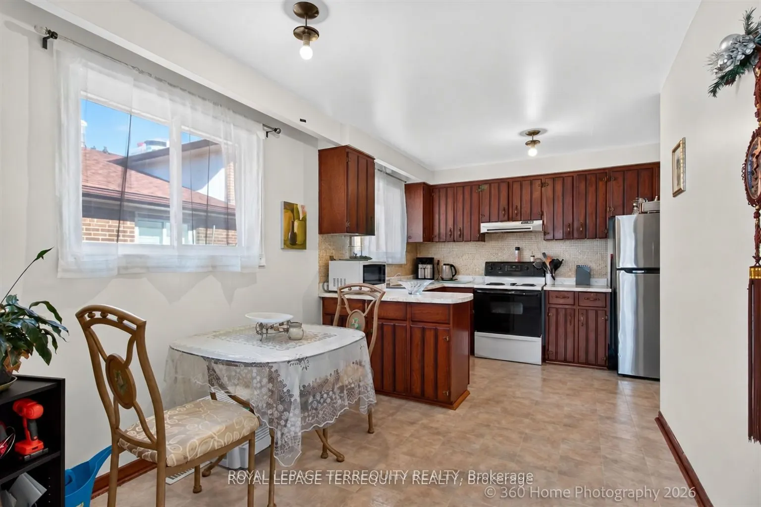 88 Central Parkway W