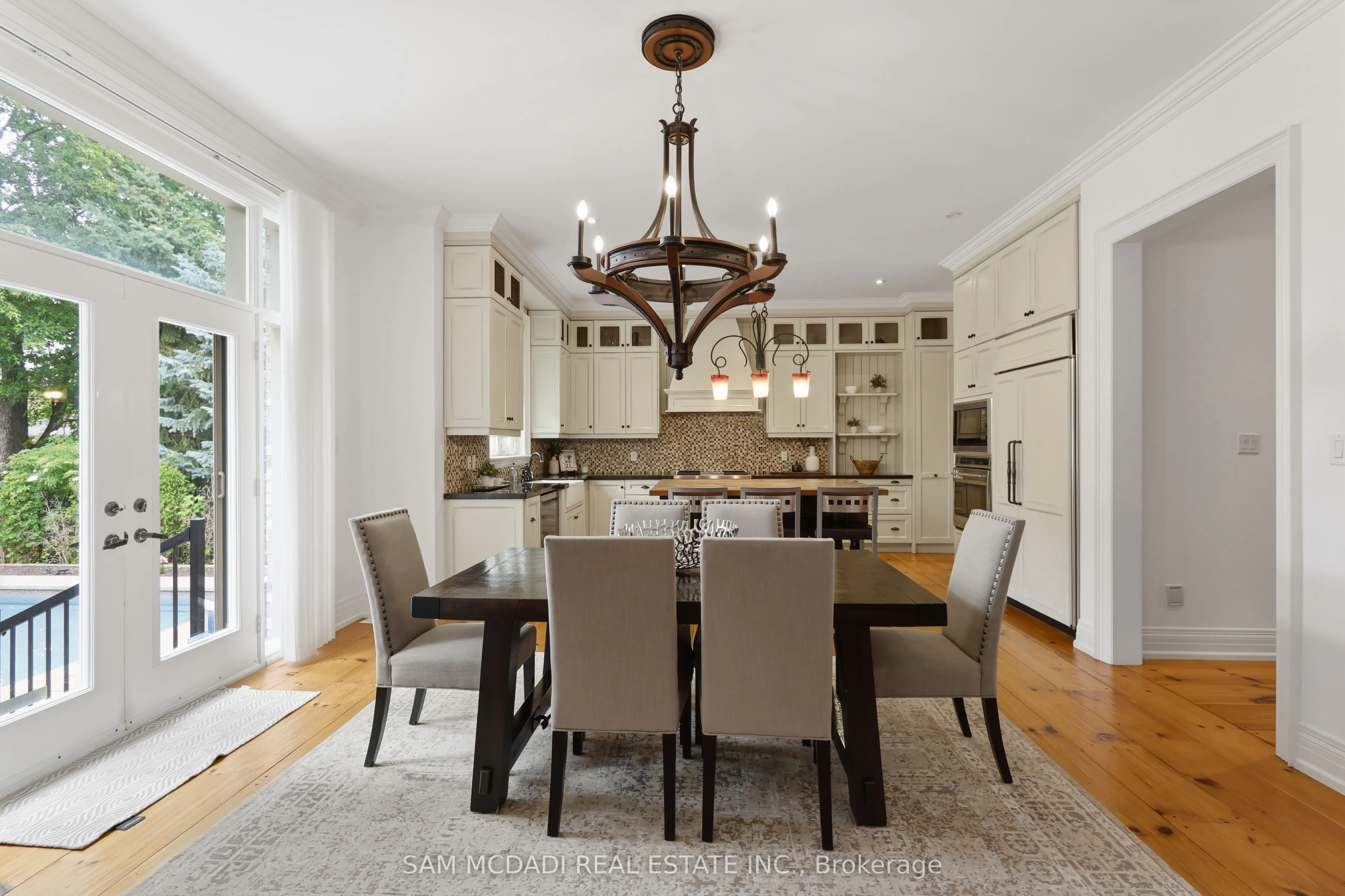 725 Queensway W