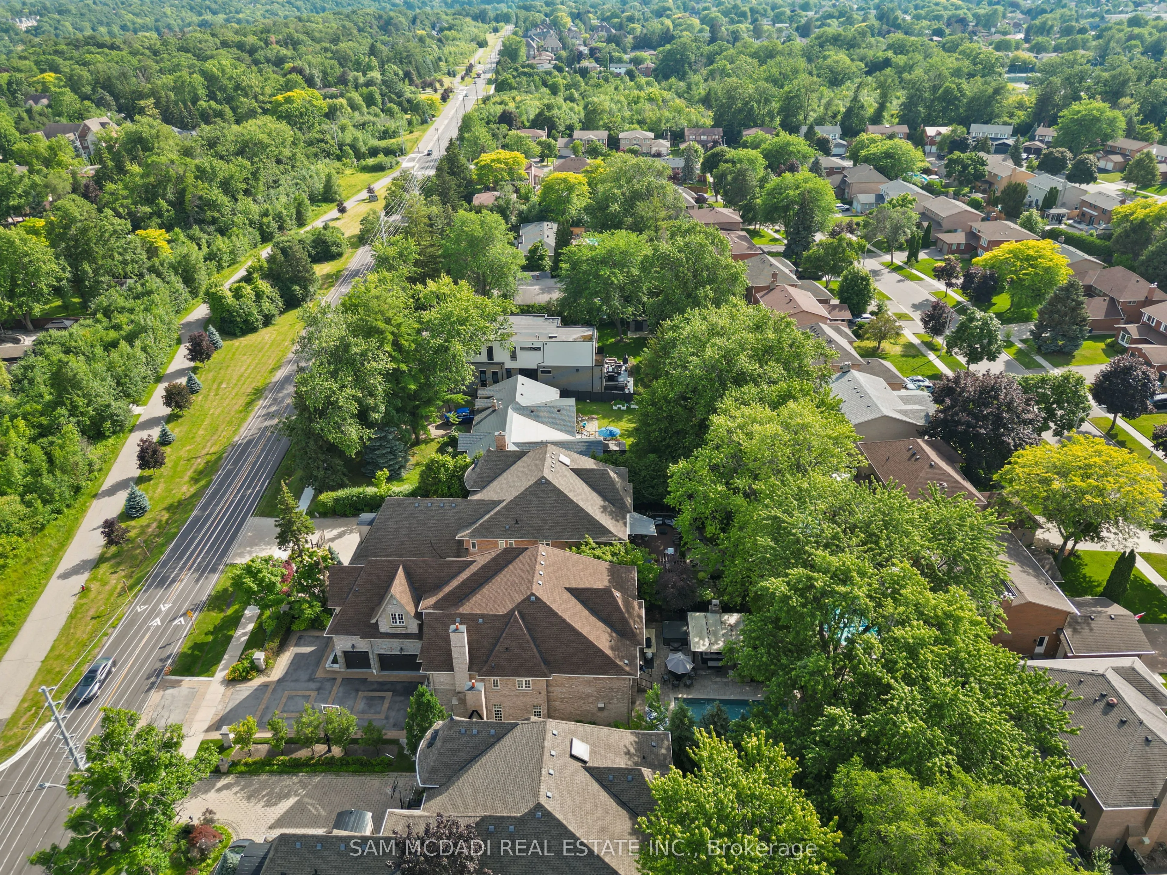725 Queensway W