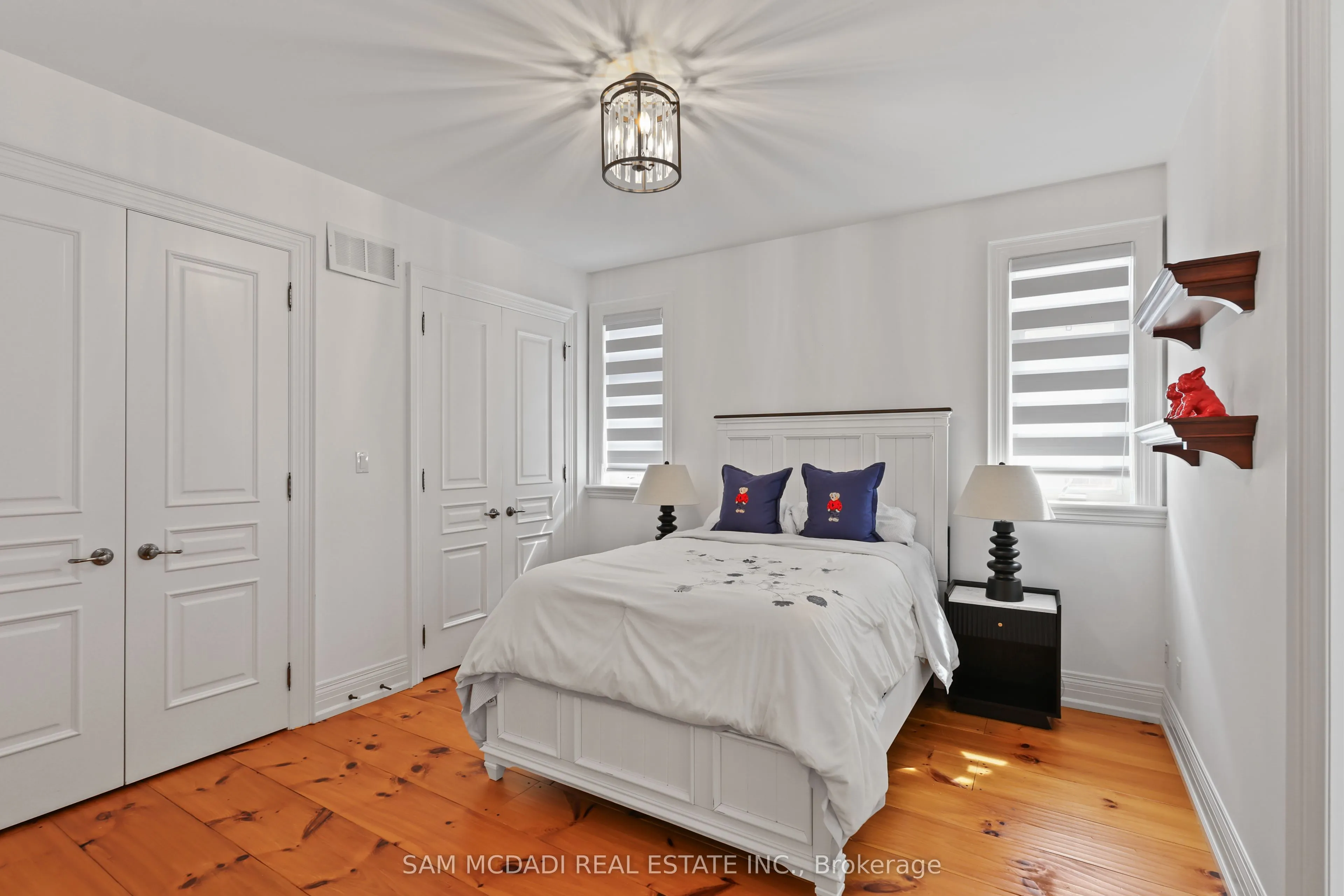 725 Queensway W