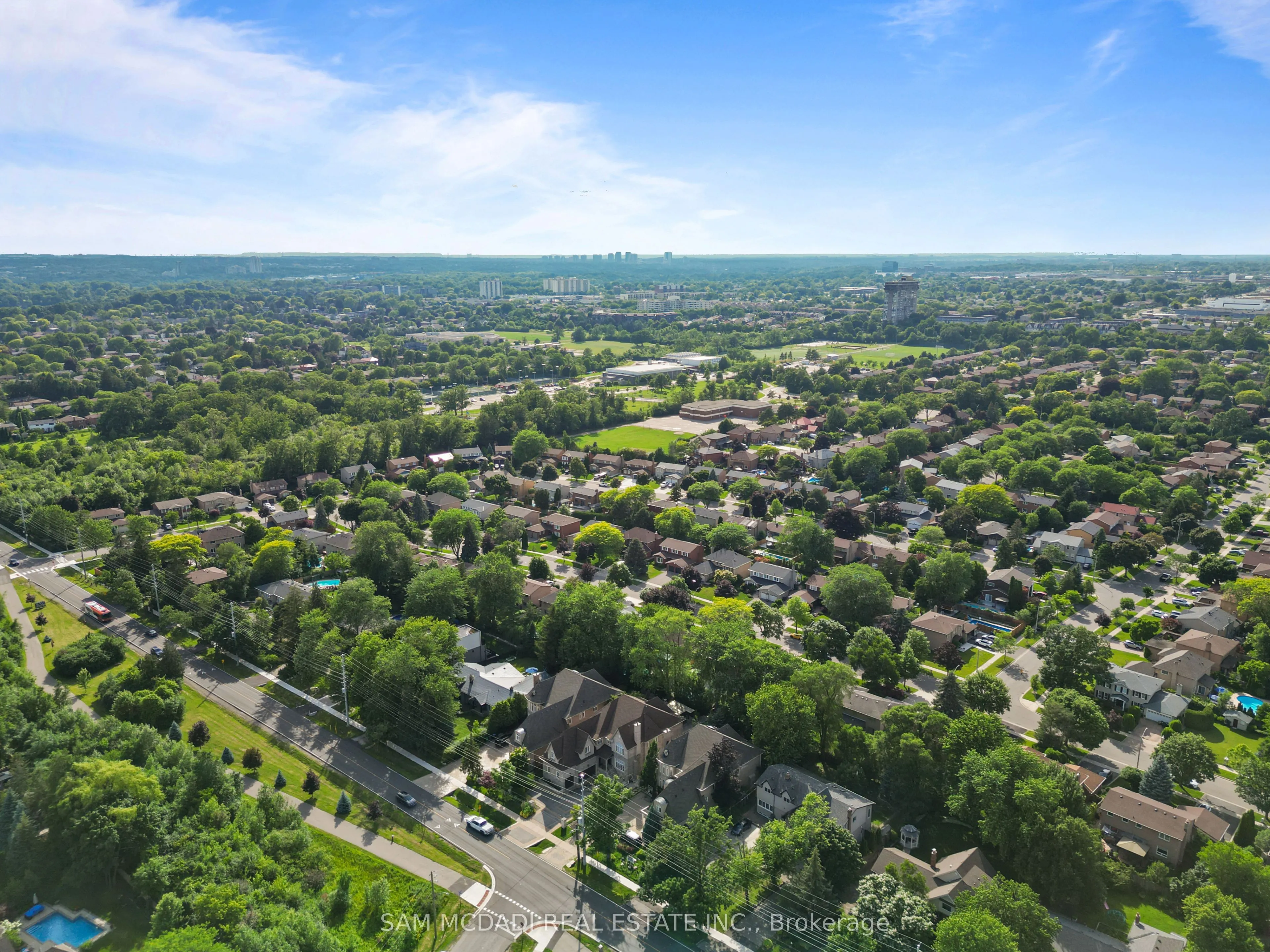 725 Queensway W