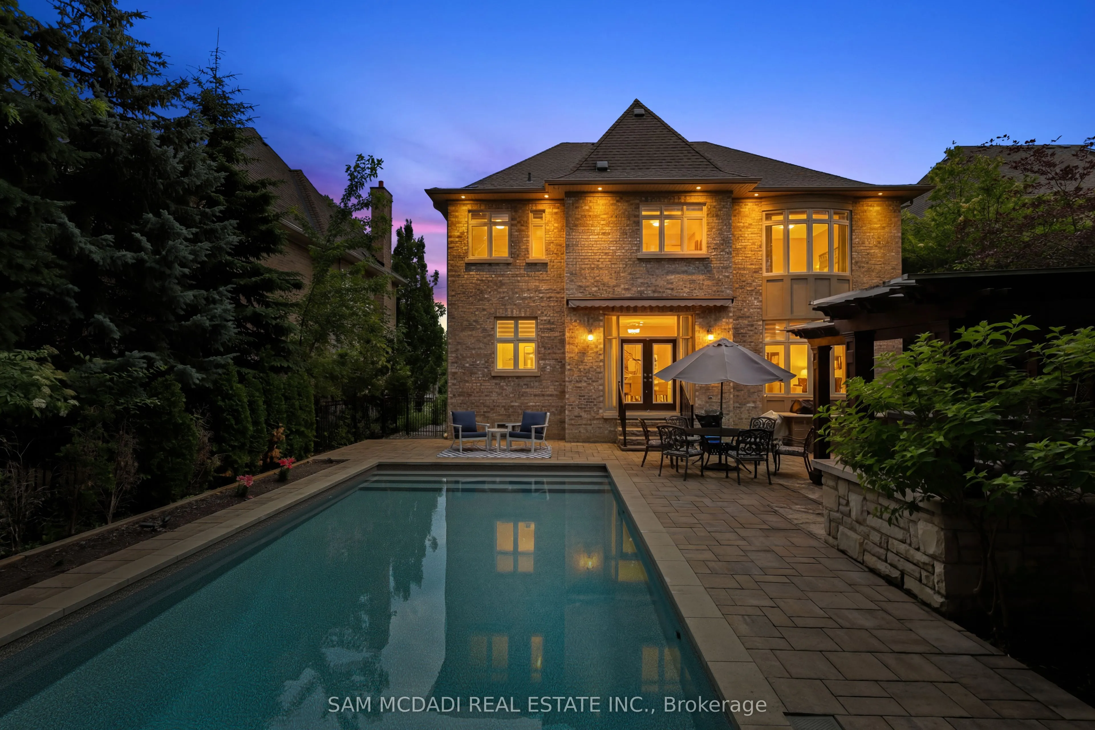 725 Queensway W