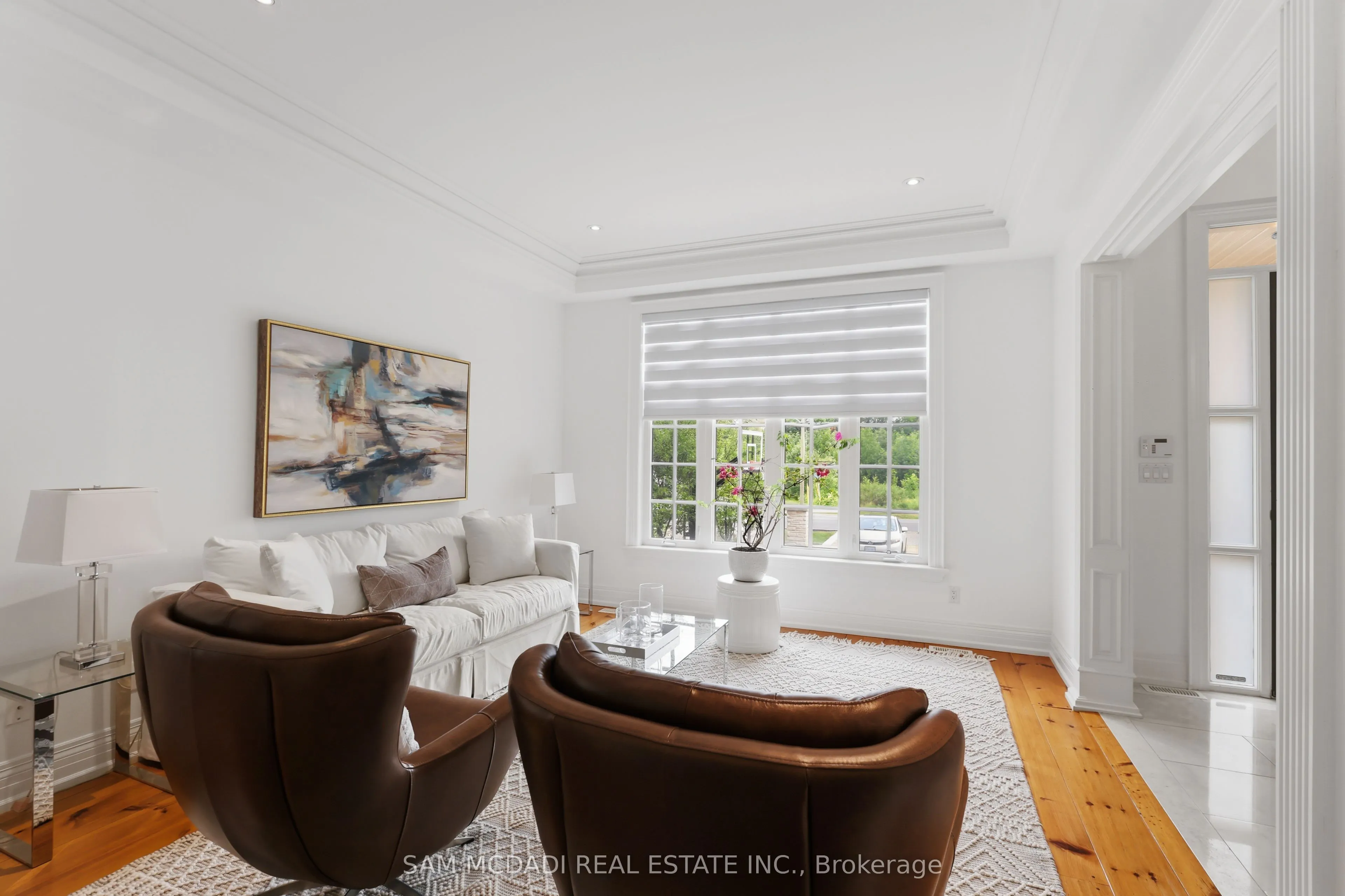 725 Queensway W