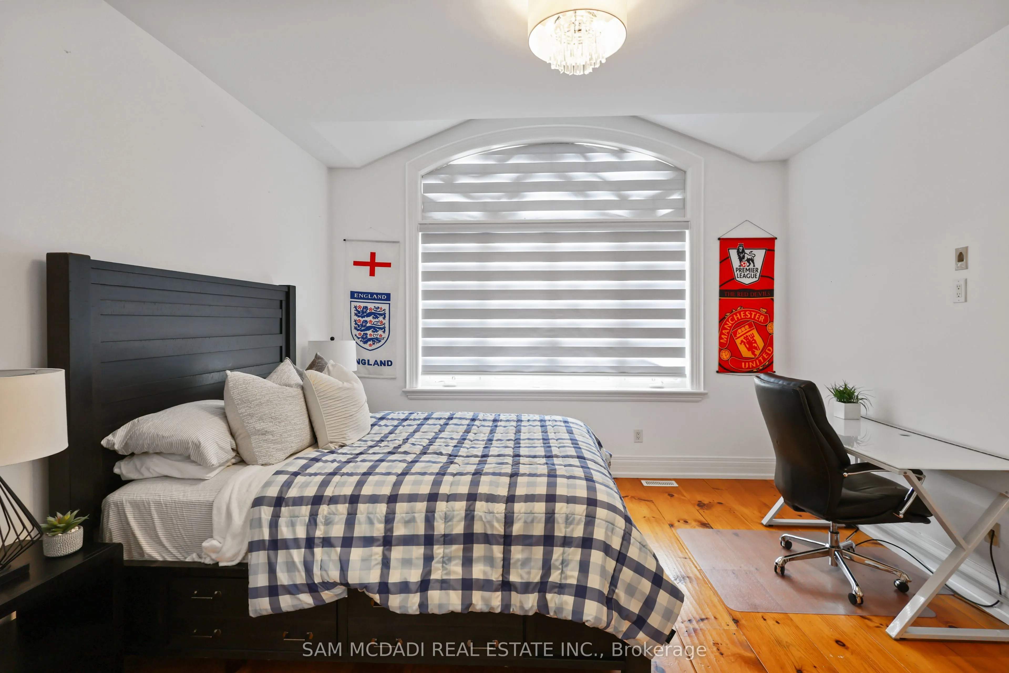 725 Queensway W