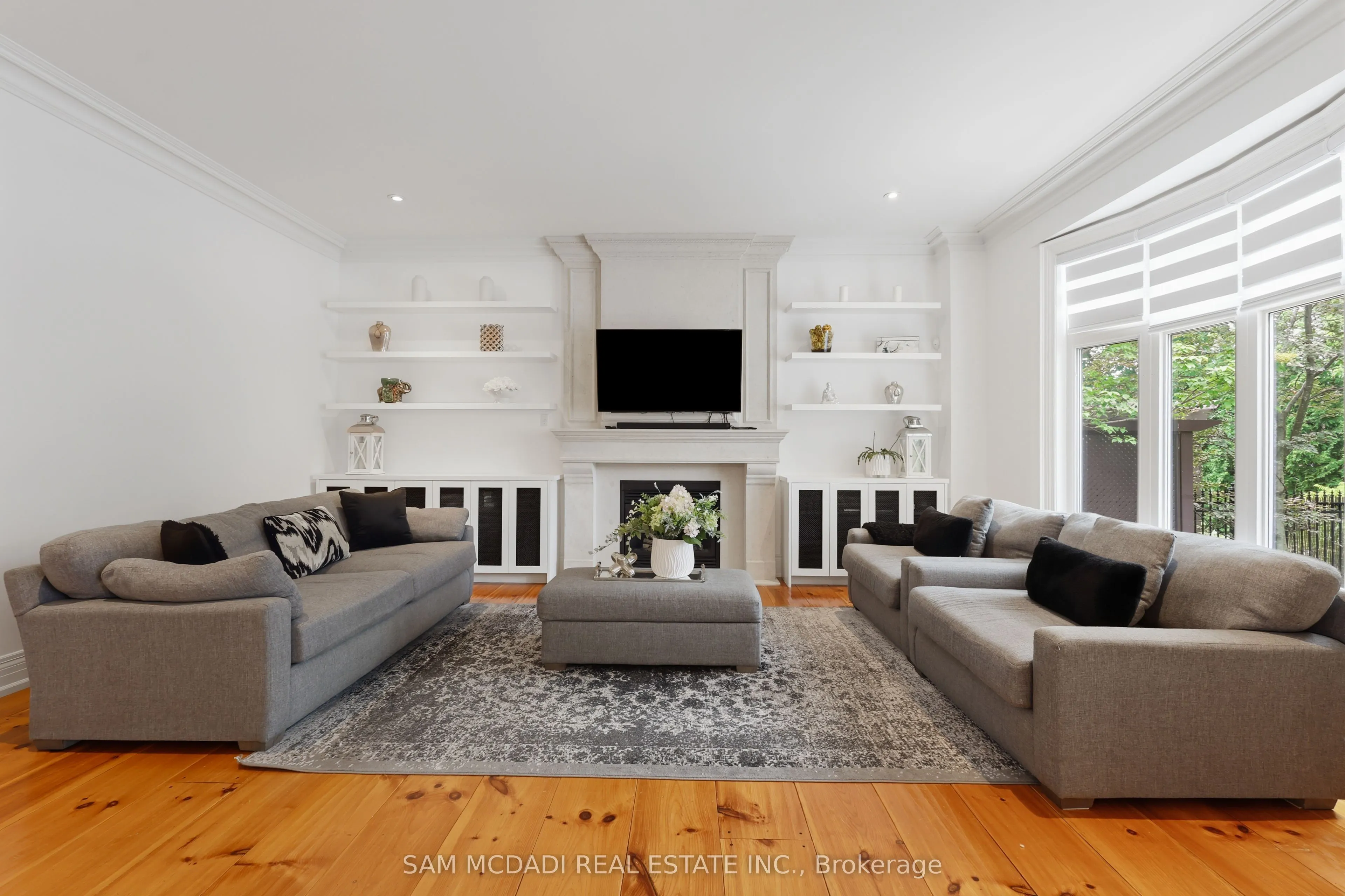 725 Queensway W