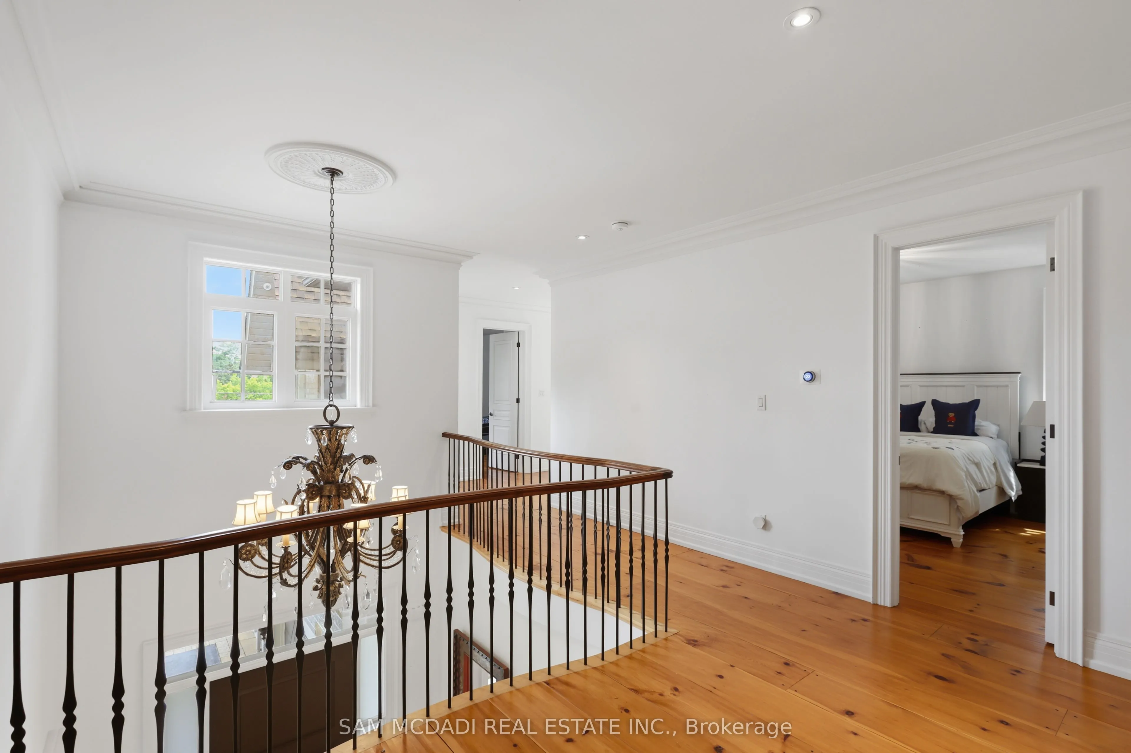 725 Queensway W