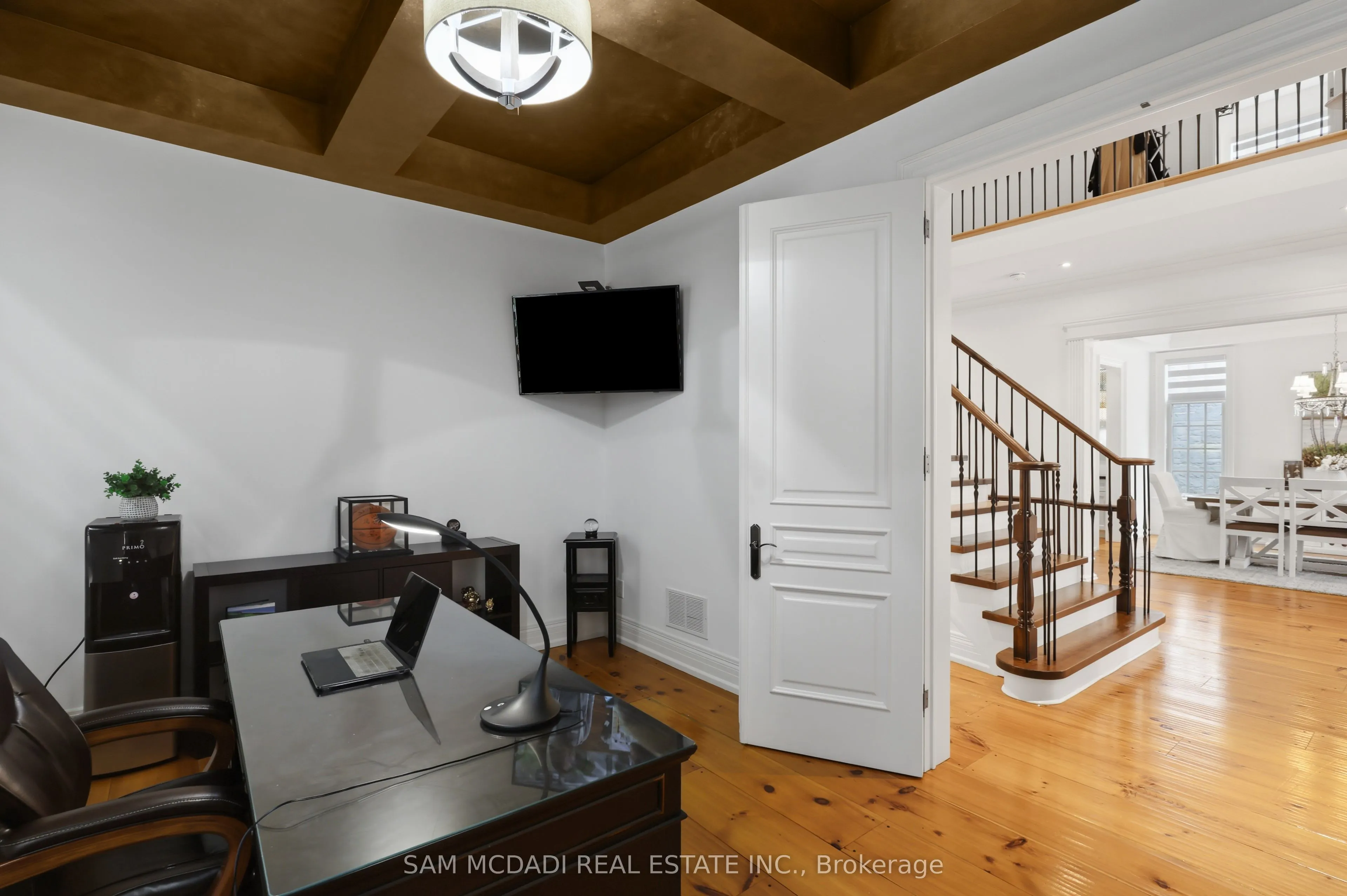725 Queensway W