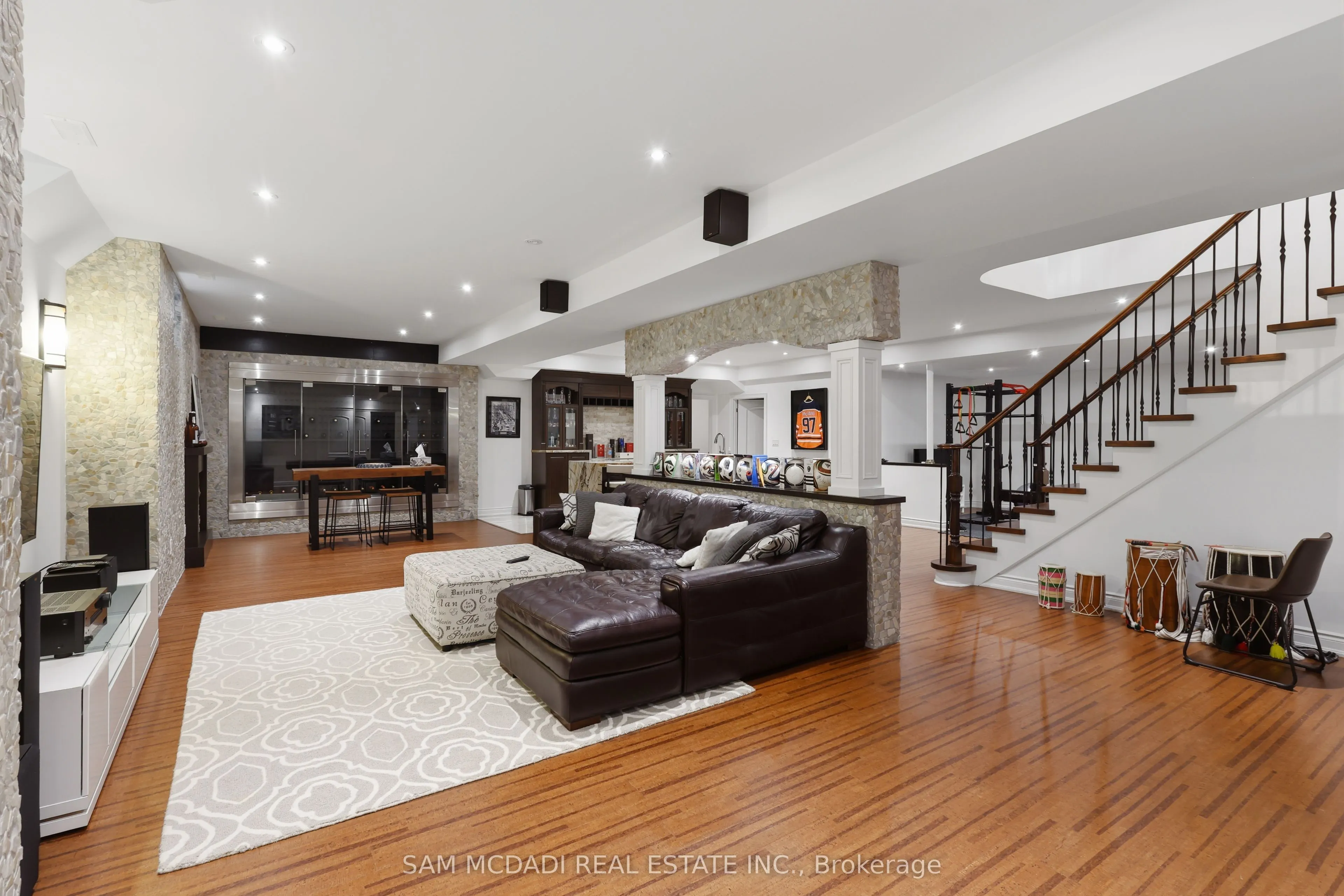 725 Queensway W