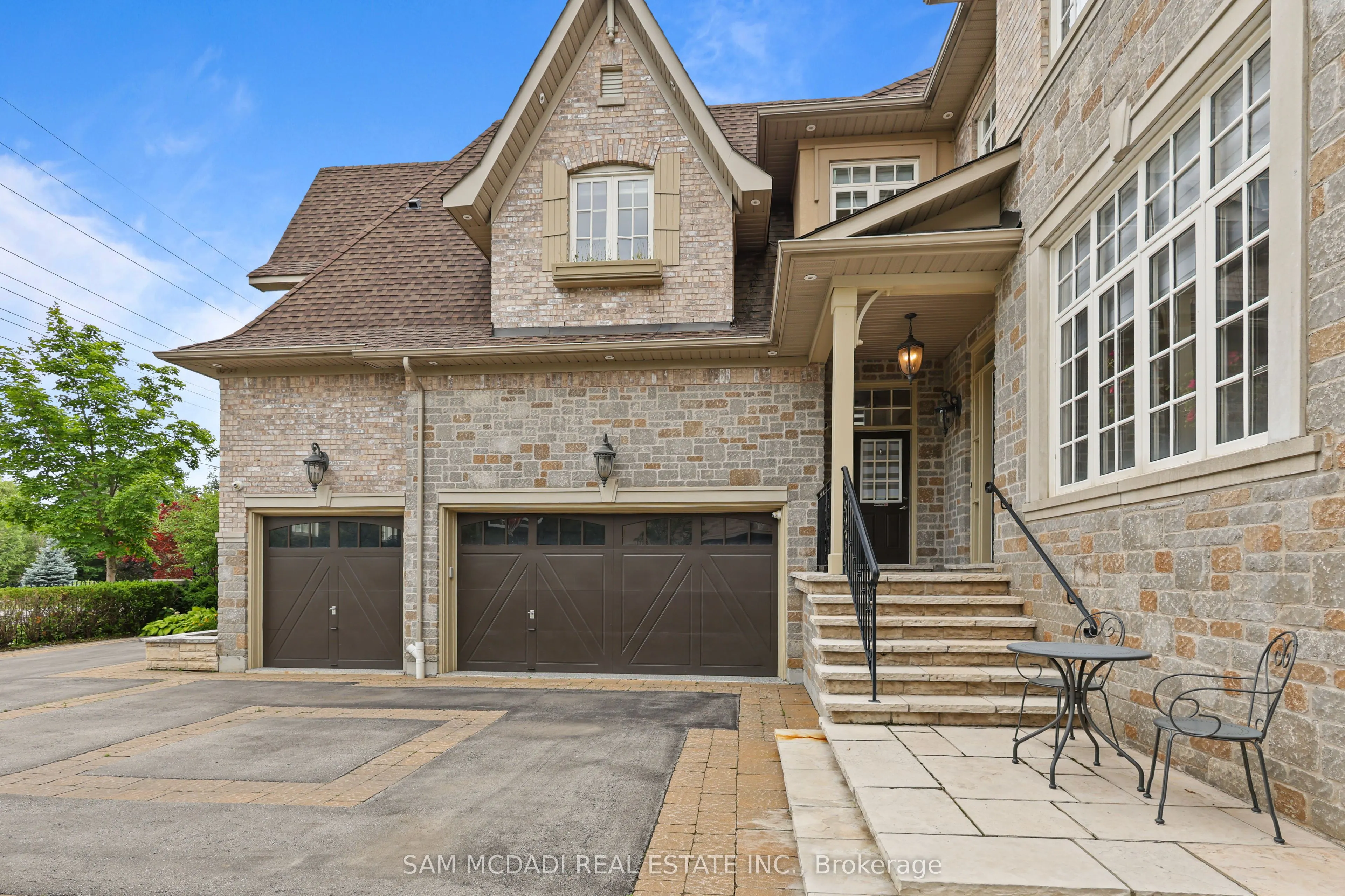 725 Queensway W