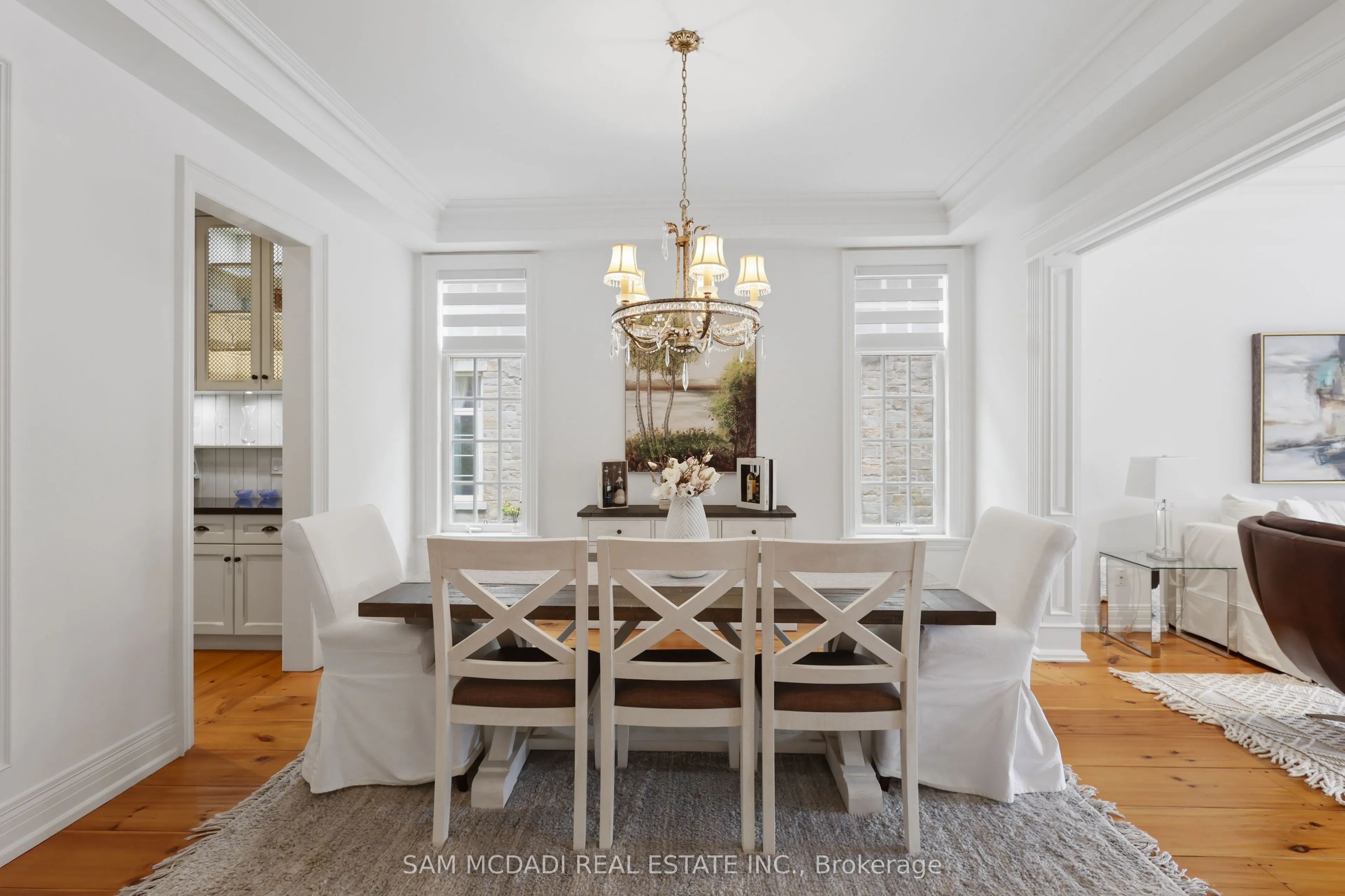 725 Queensway W