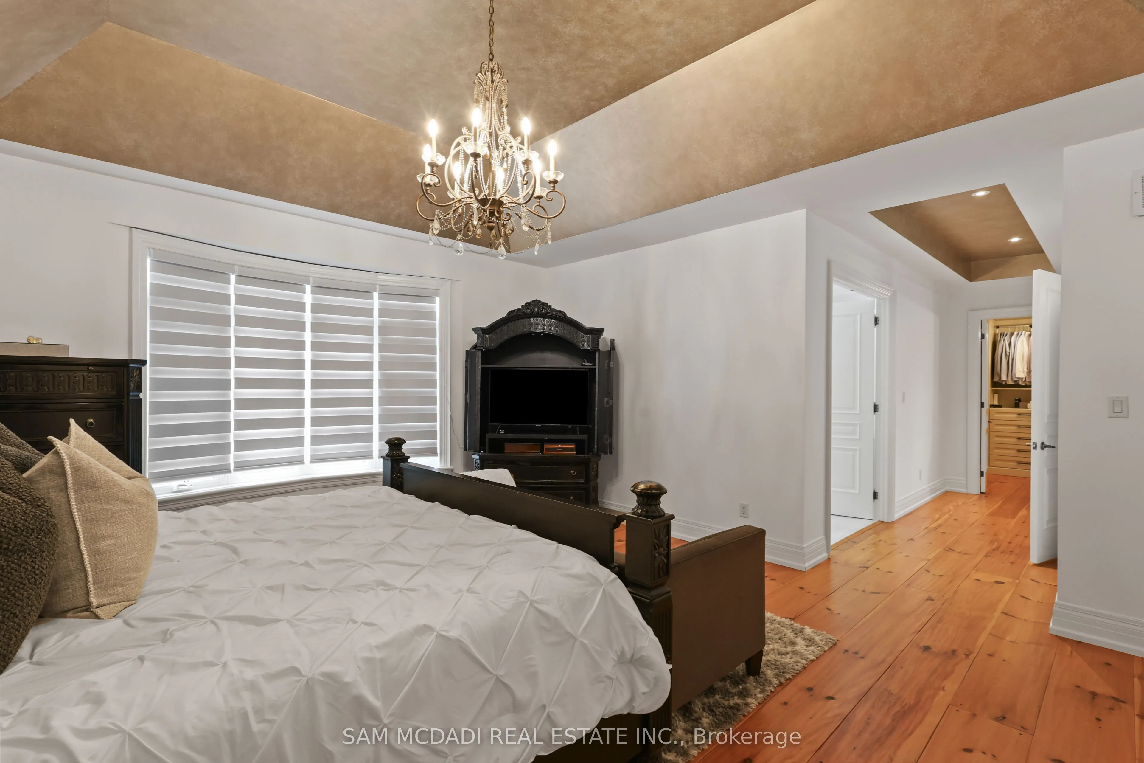 725 Queensway W