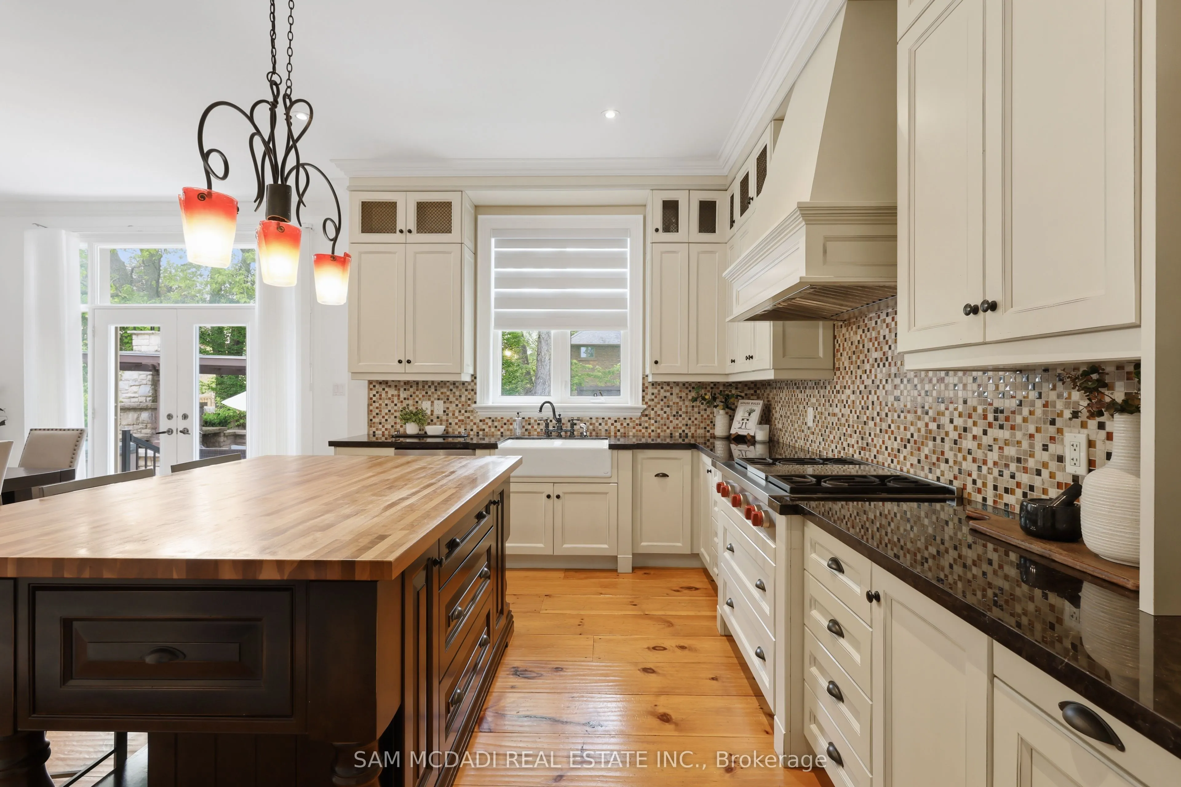 725 Queensway W