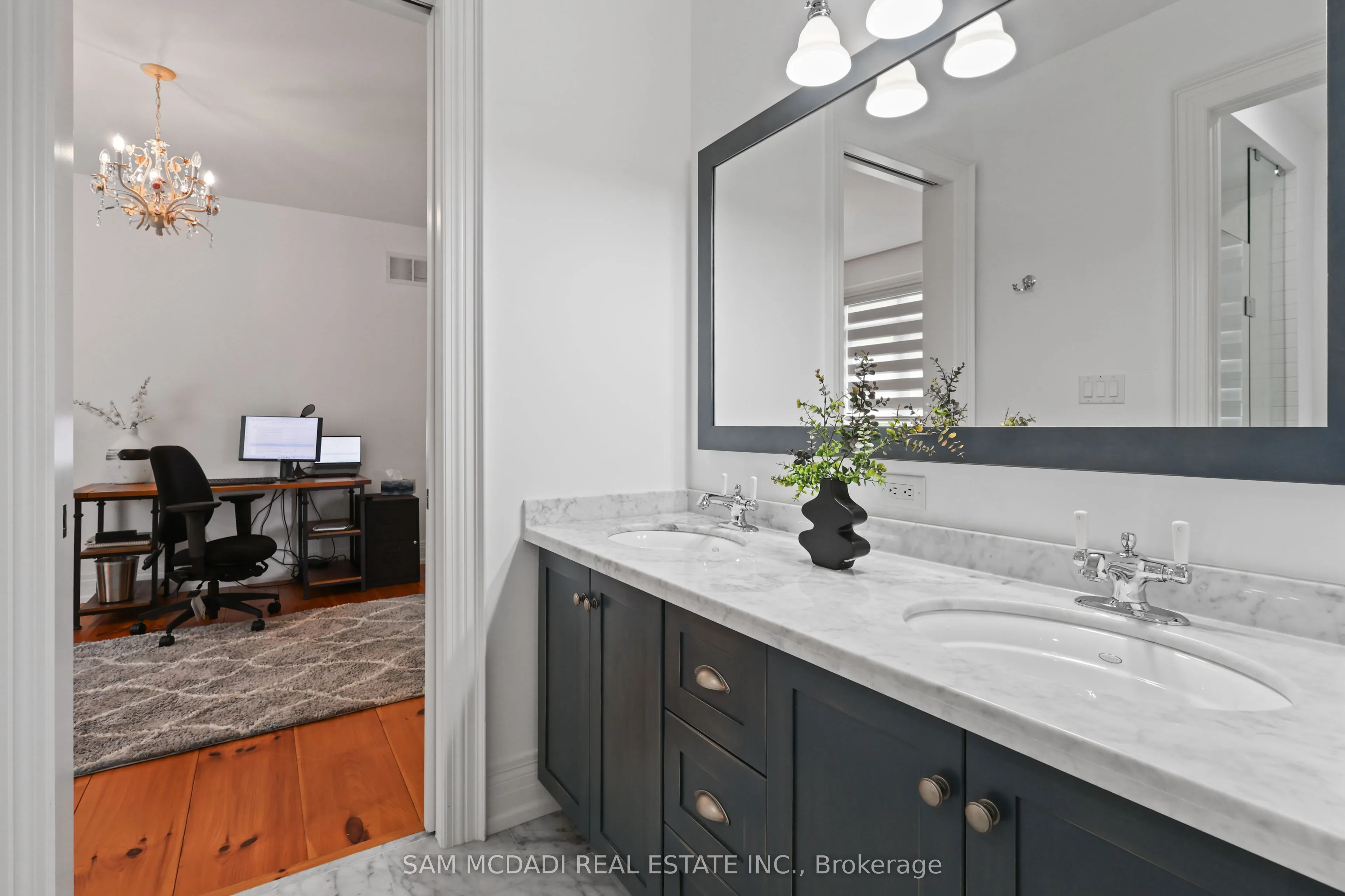 725 Queensway W