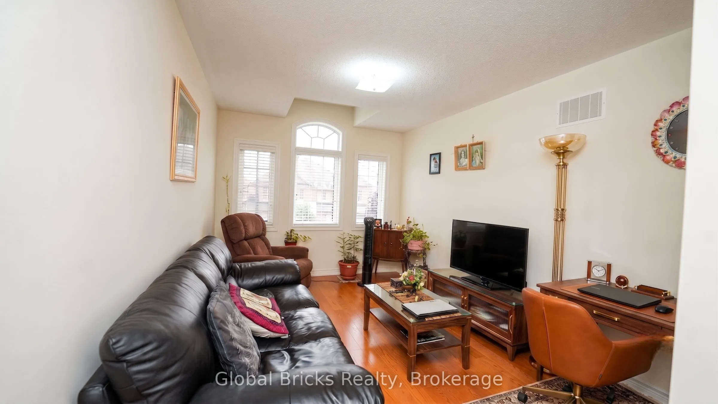 3428 Stoney Crescent