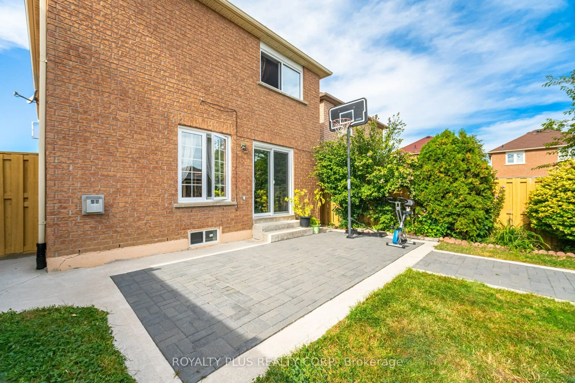 77 Arthurs Crescent