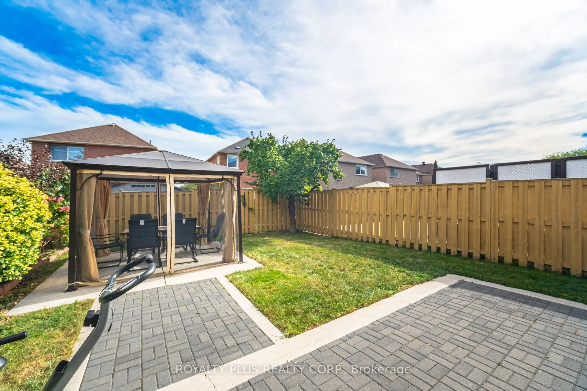 77 Arthurs Crescent