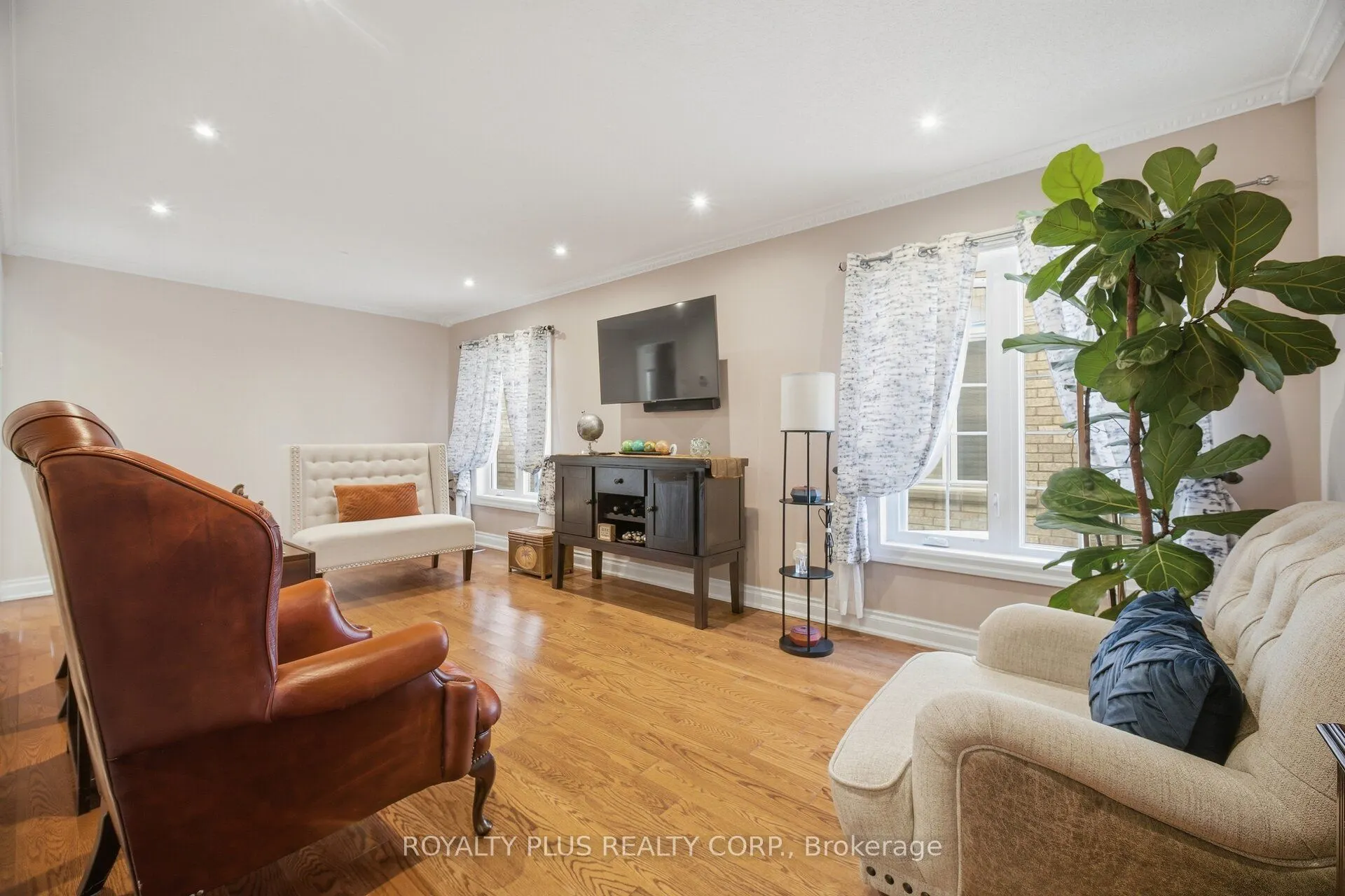77 Arthurs Crescent