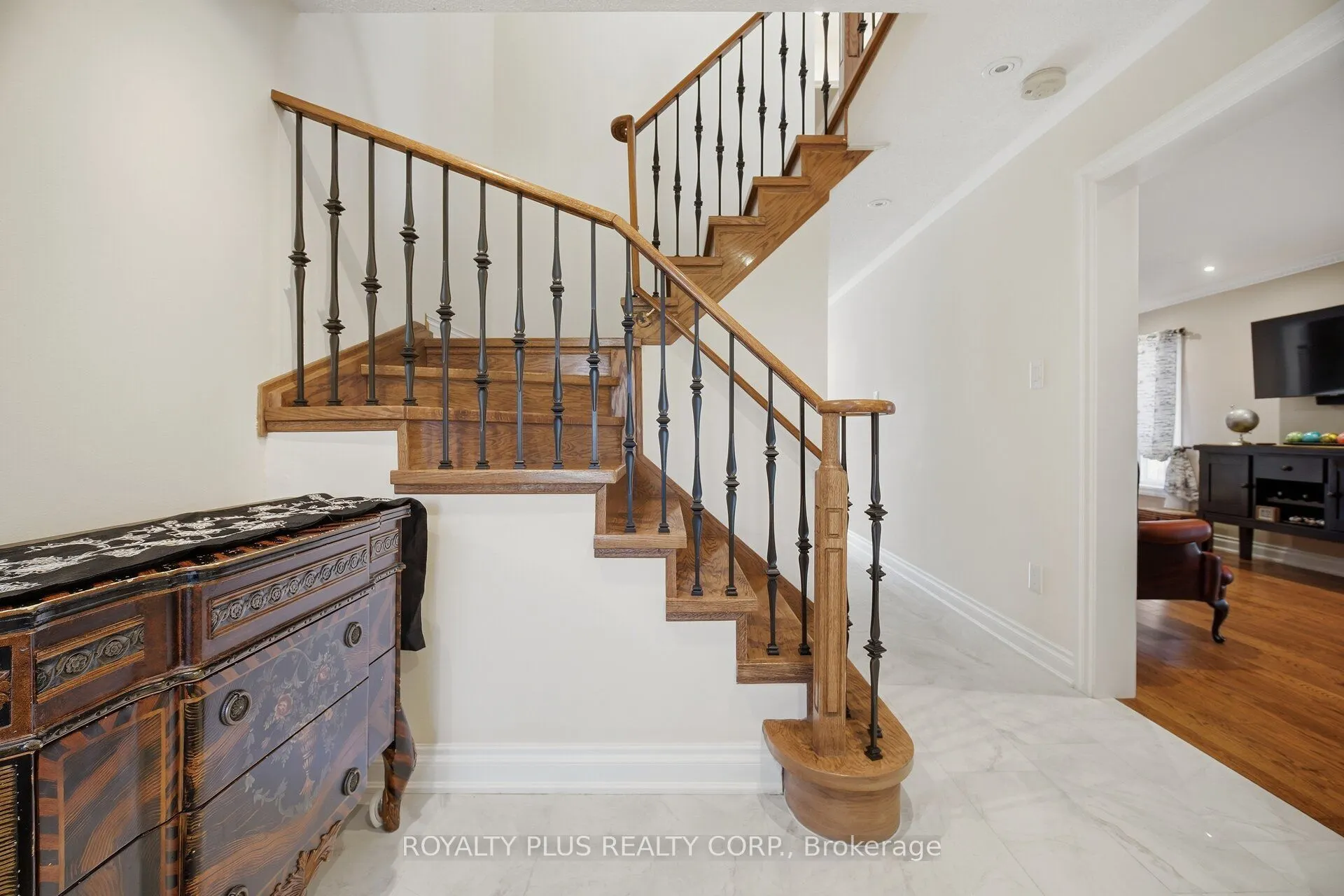 77 Arthurs Crescent