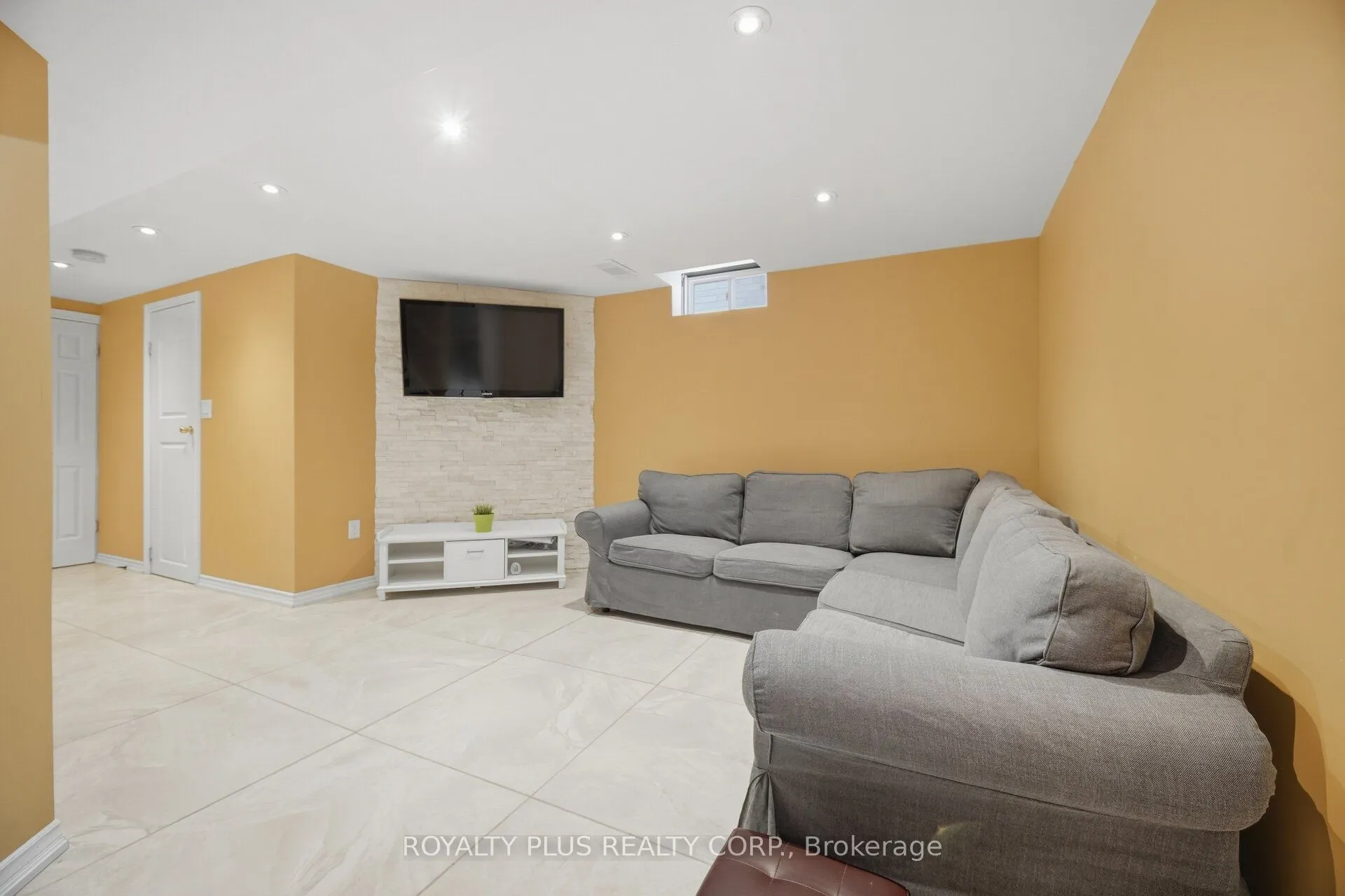 77 Arthurs Crescent