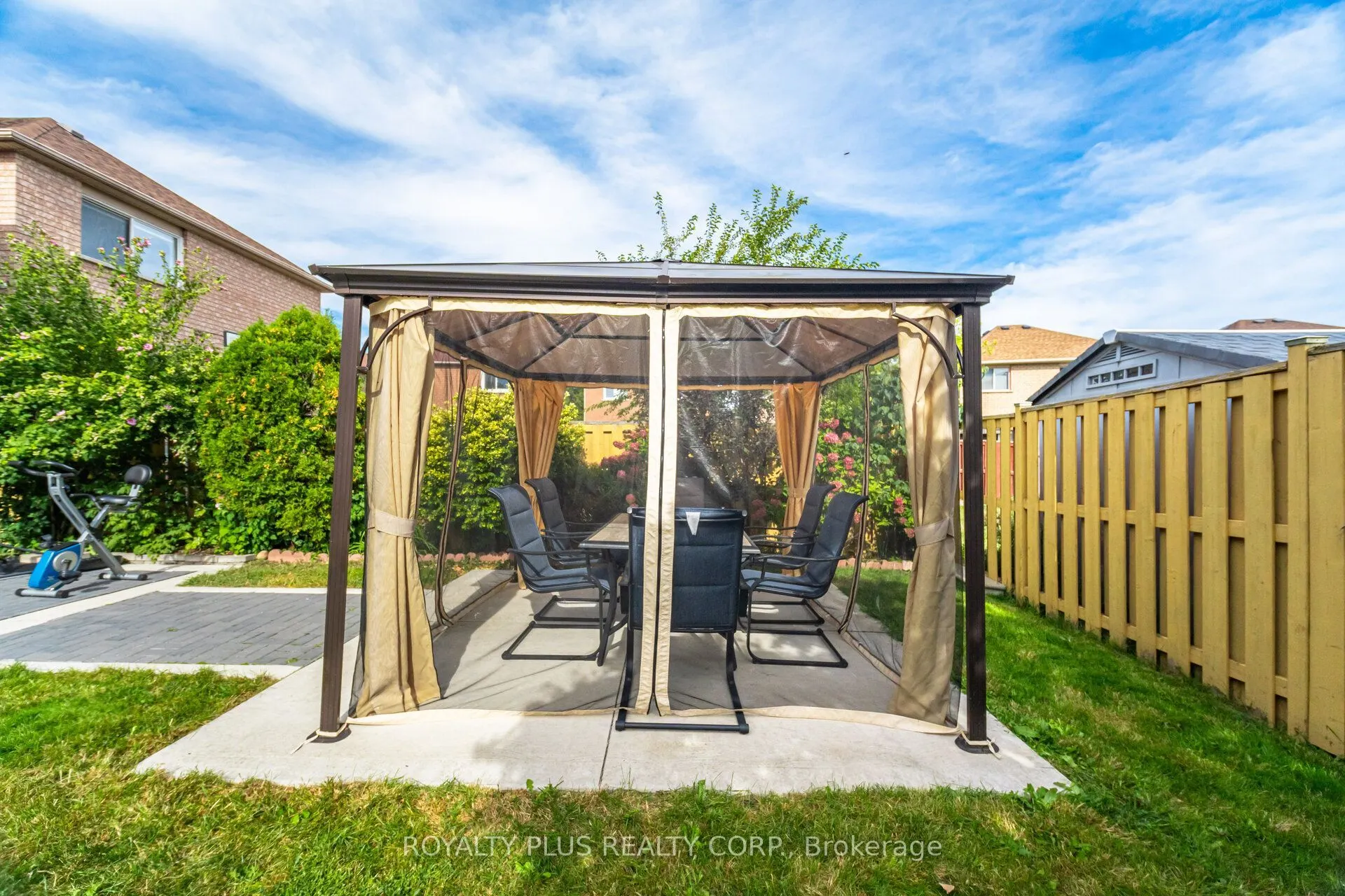 77 Arthurs Crescent