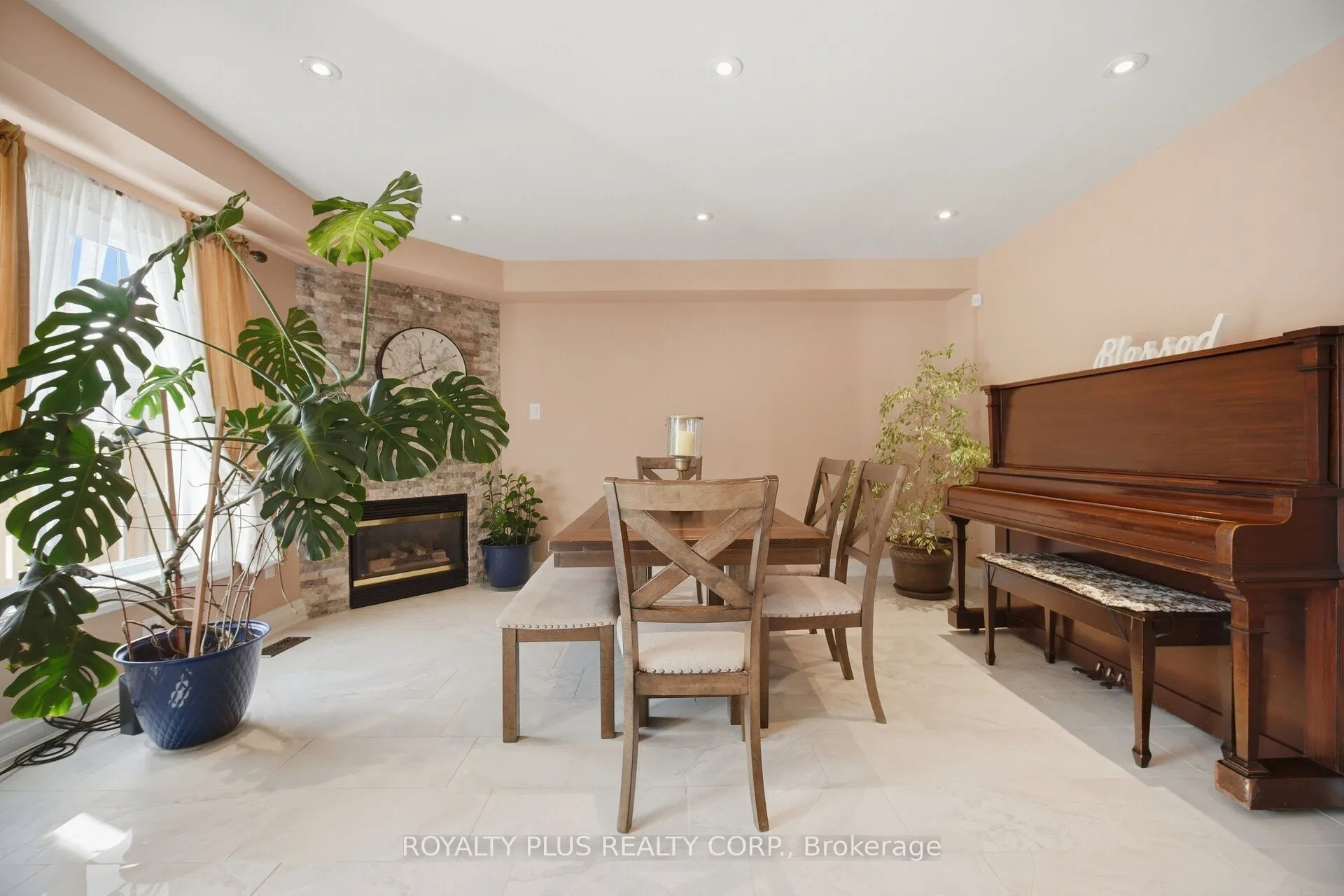 77 Arthurs Crescent