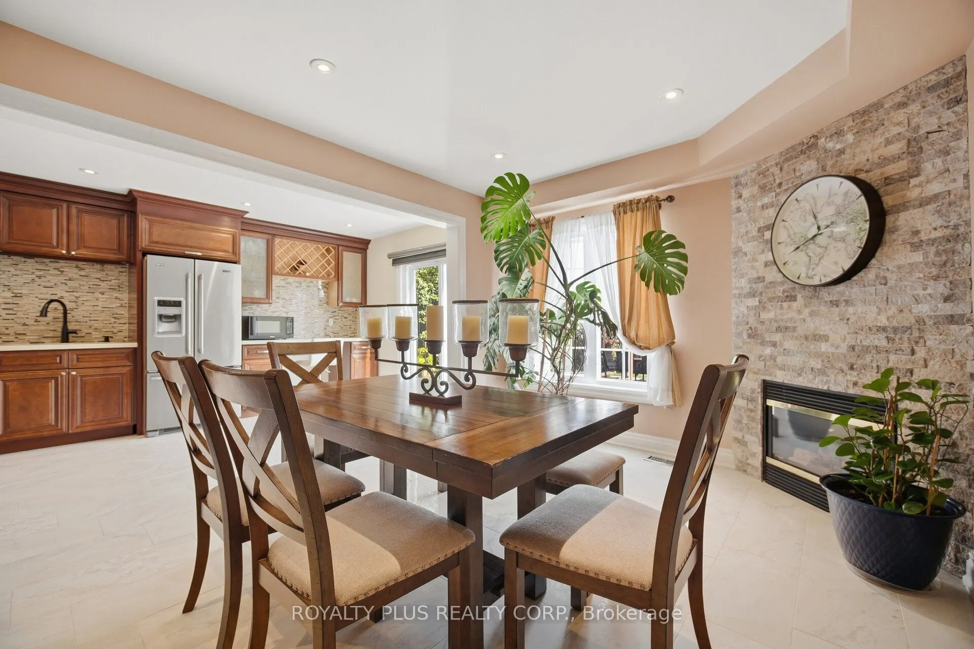 77 Arthurs Crescent