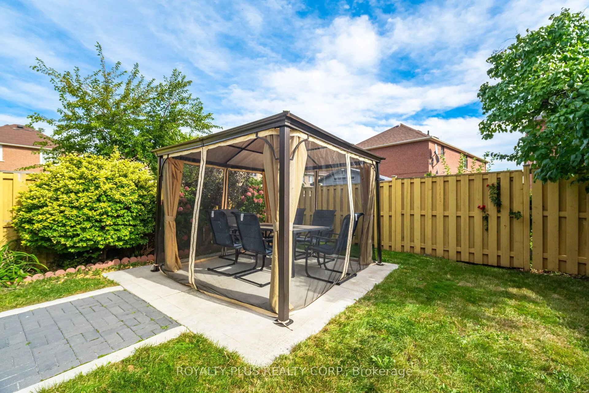 77 Arthurs Crescent