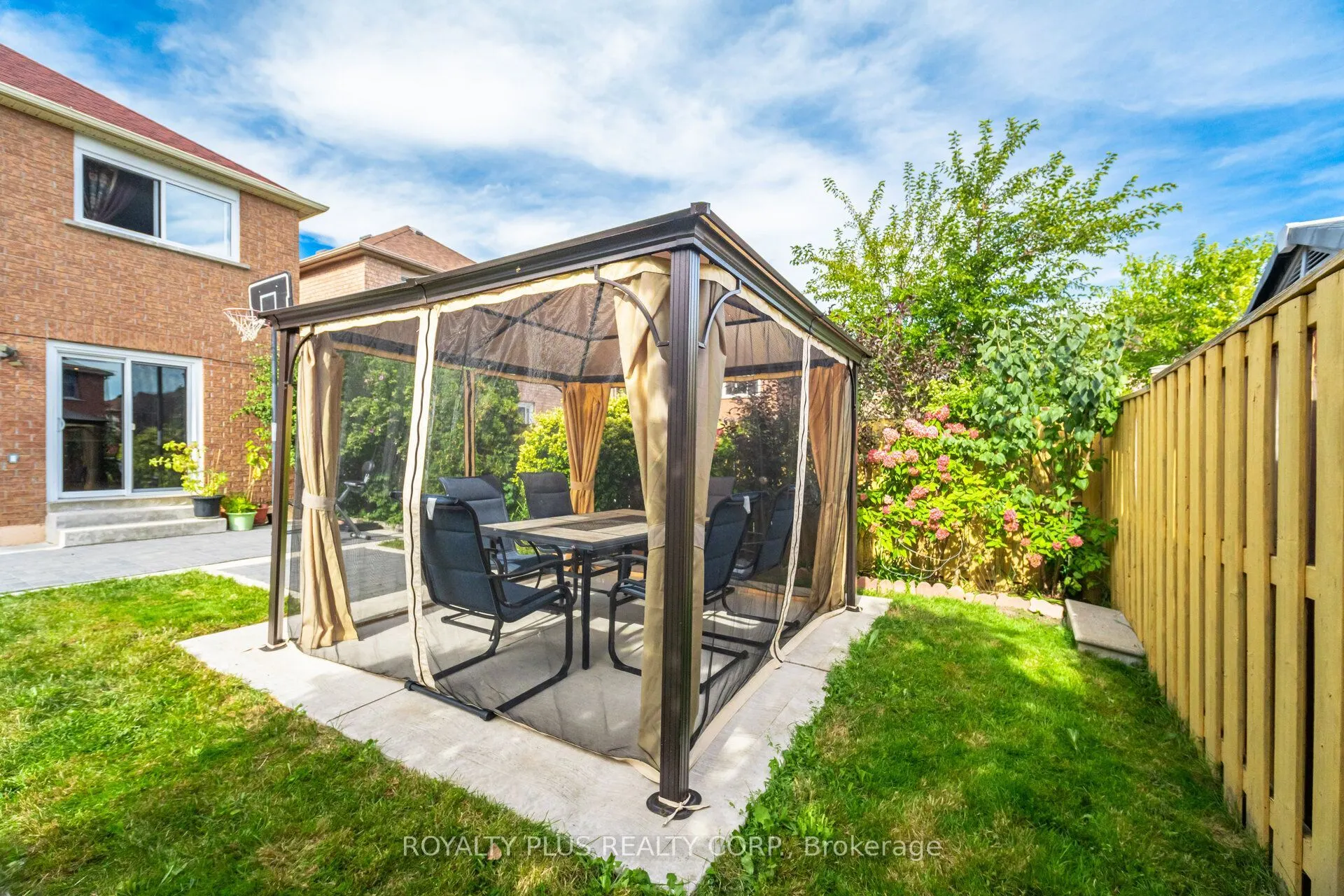 77 Arthurs Crescent
