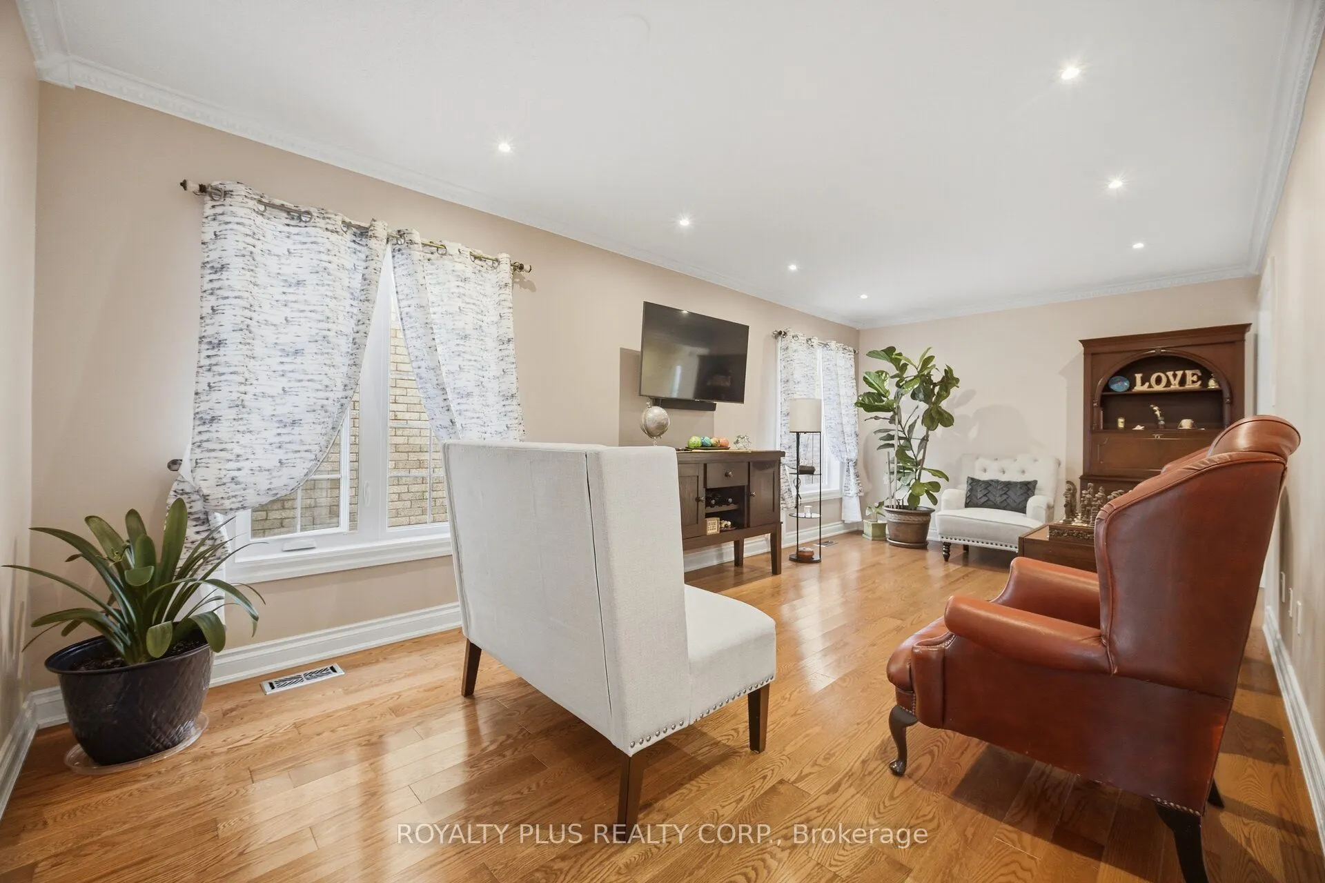 77 Arthurs Crescent