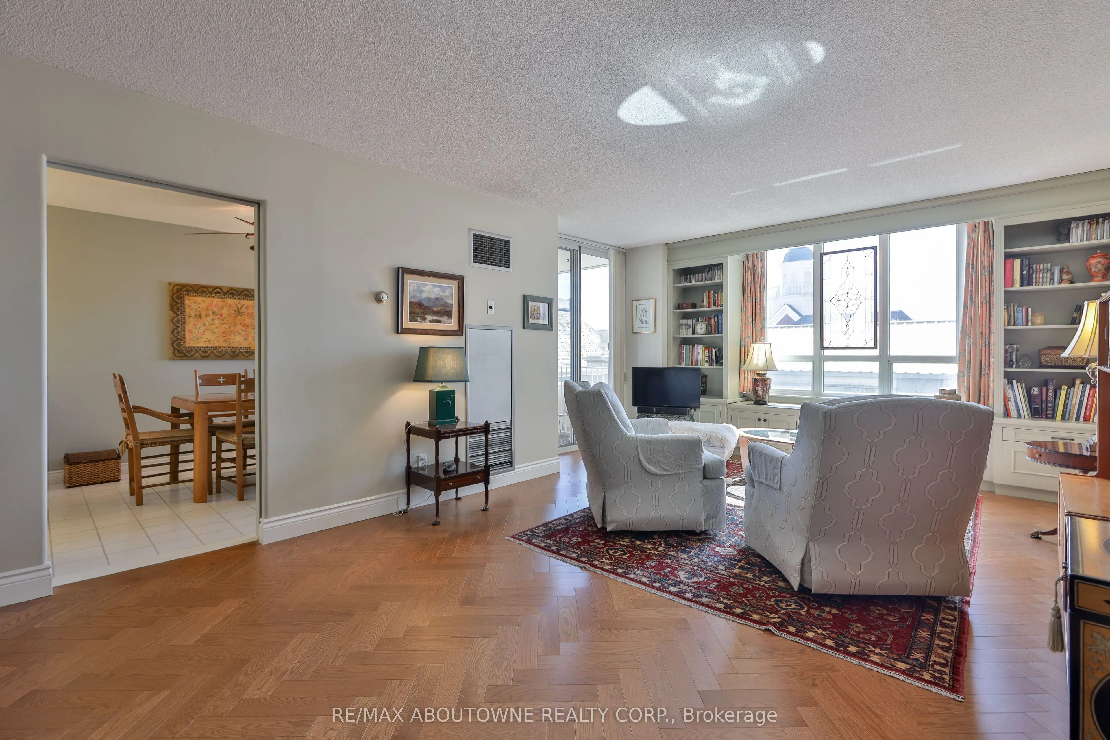 2287 Lake Shore Road W #301