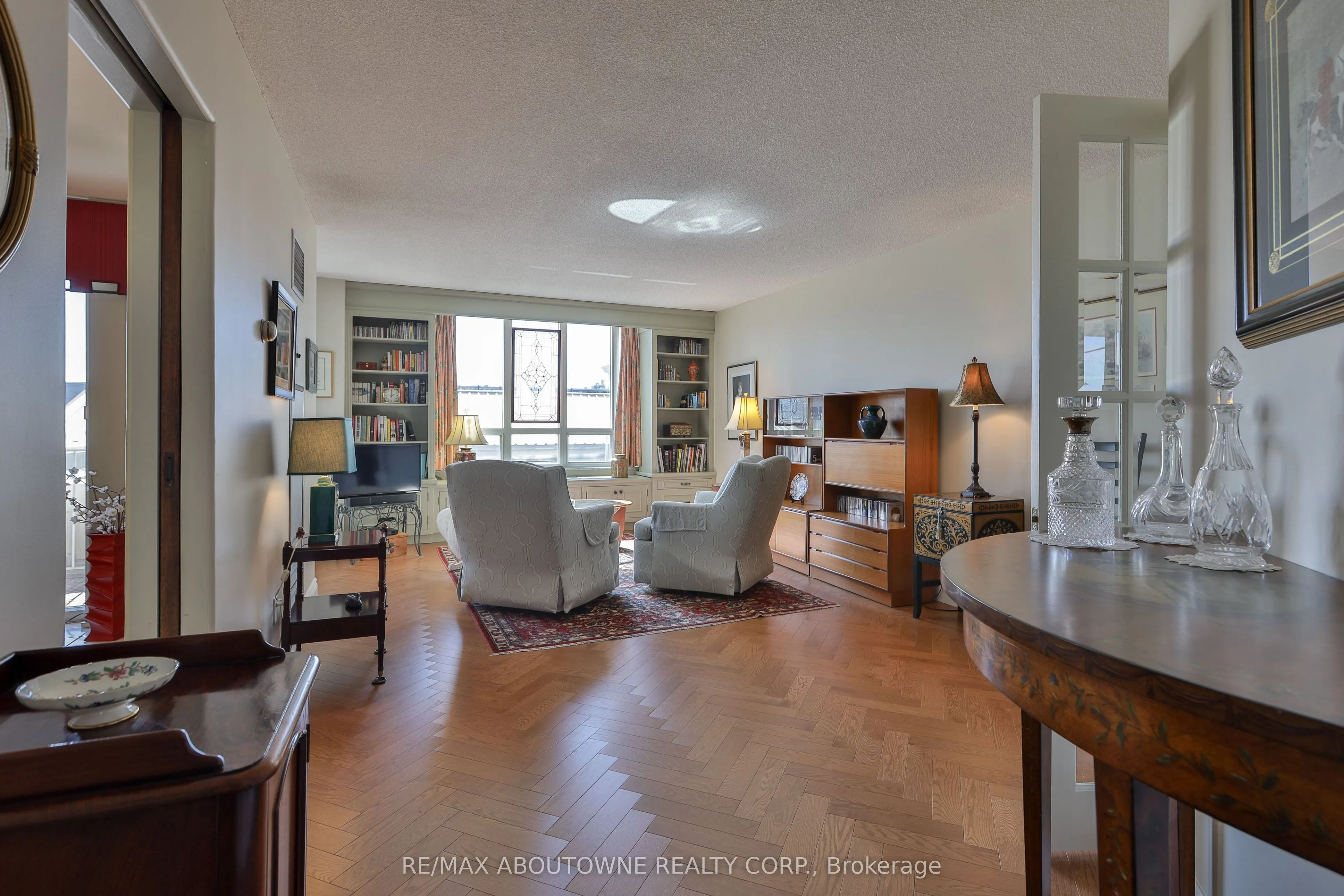2287 Lake Shore Road W #301