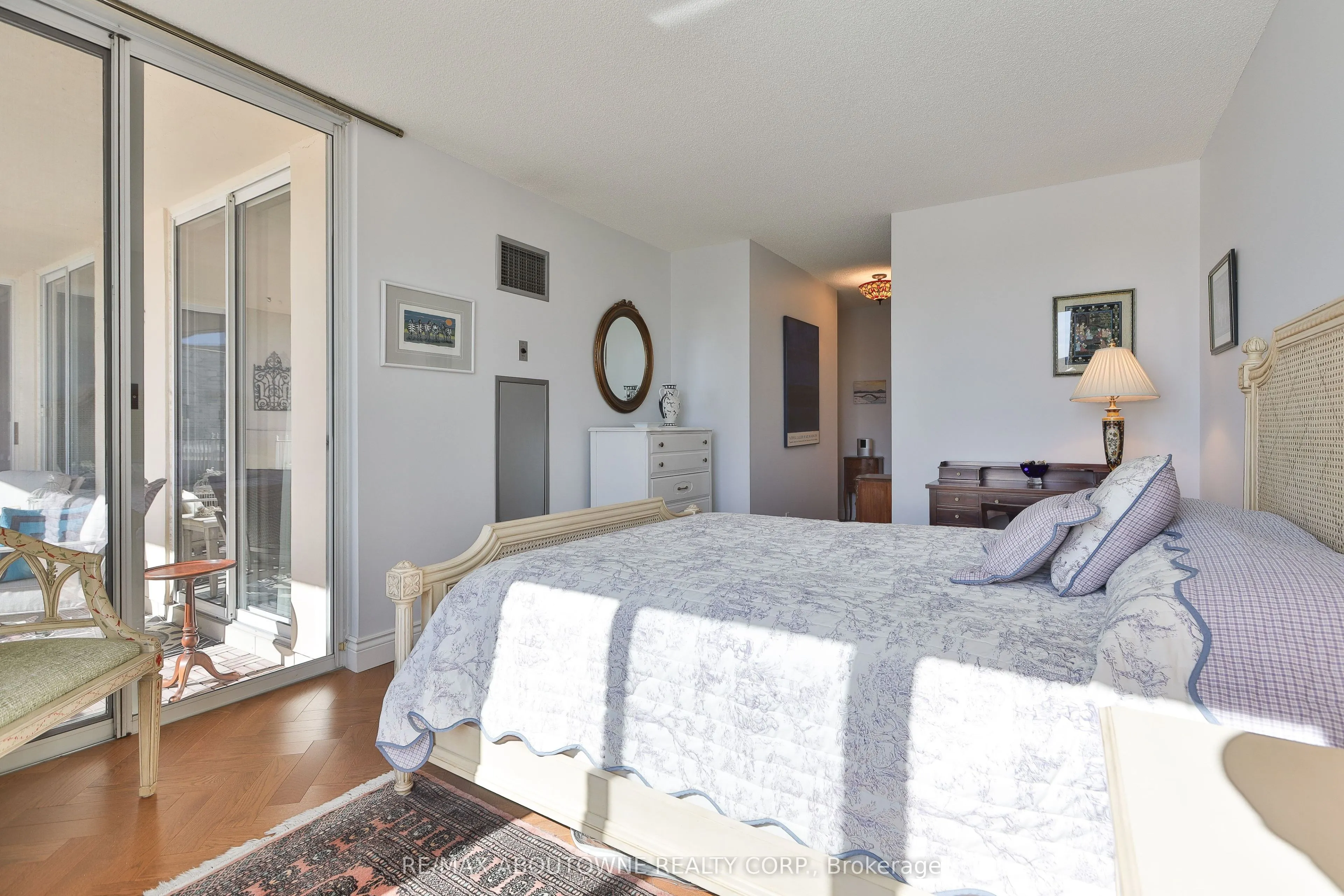 2287 Lake Shore Road W #301