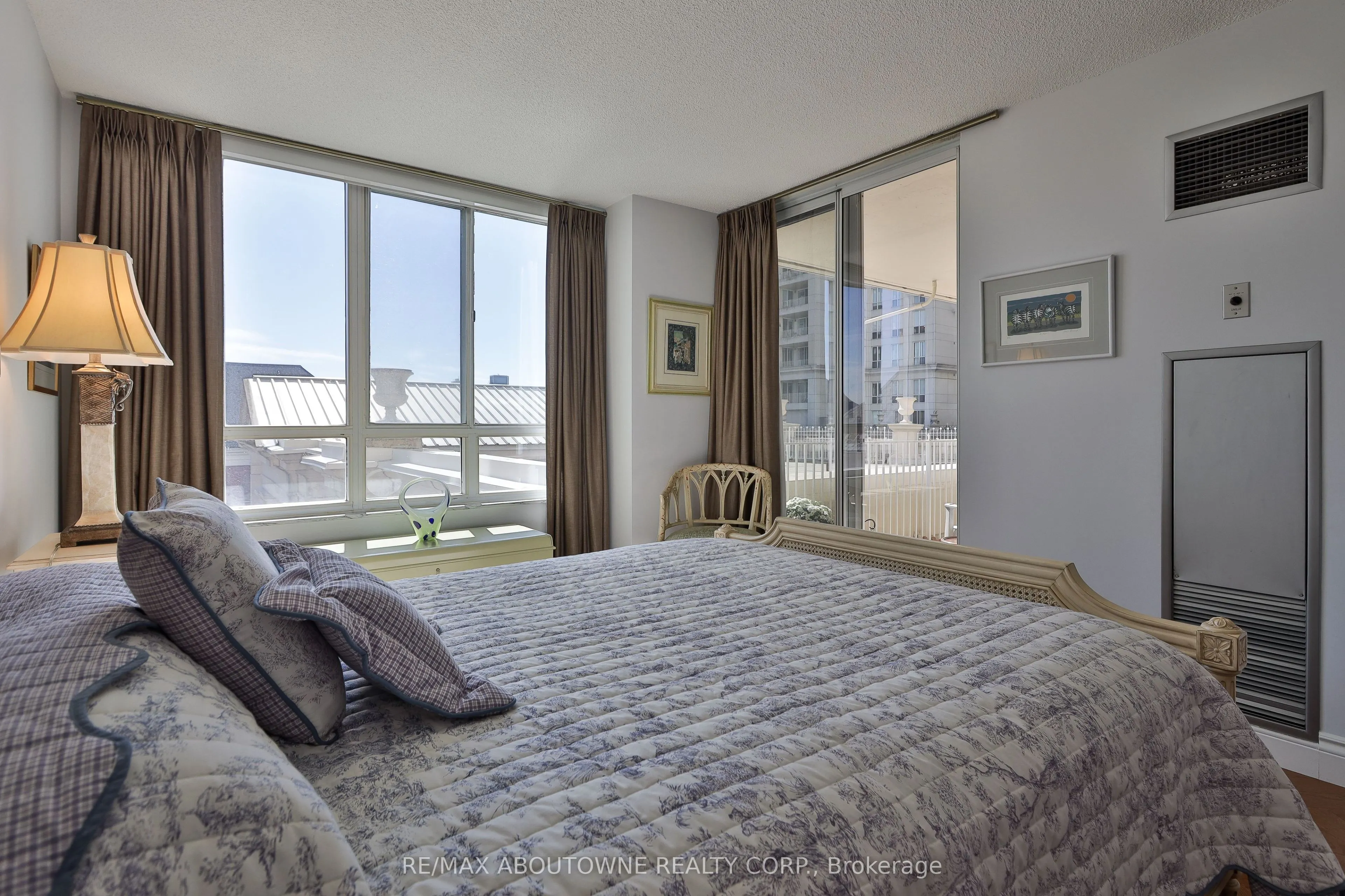2287 Lake Shore Road W #301