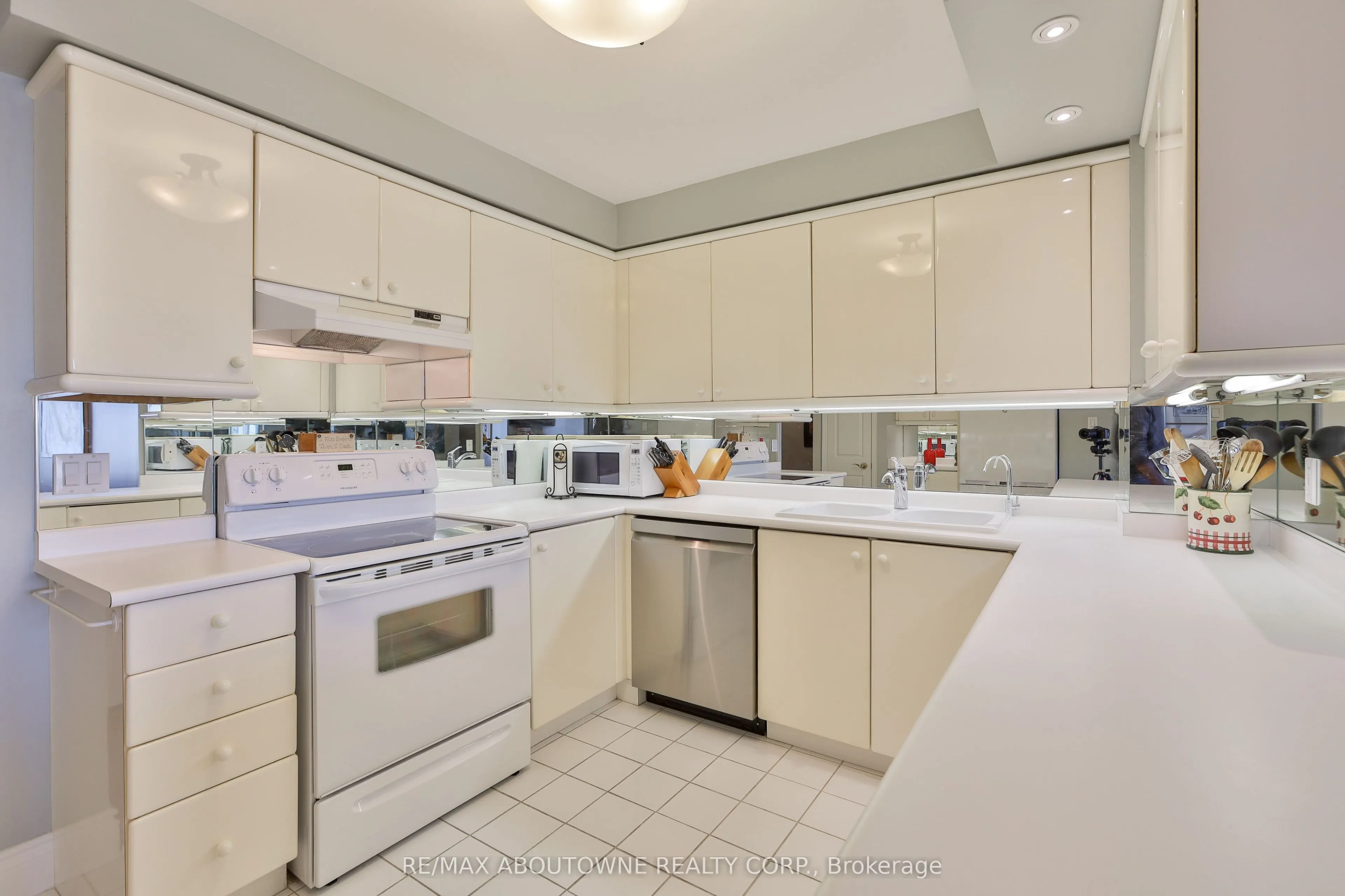 2287 Lake Shore Road W #301