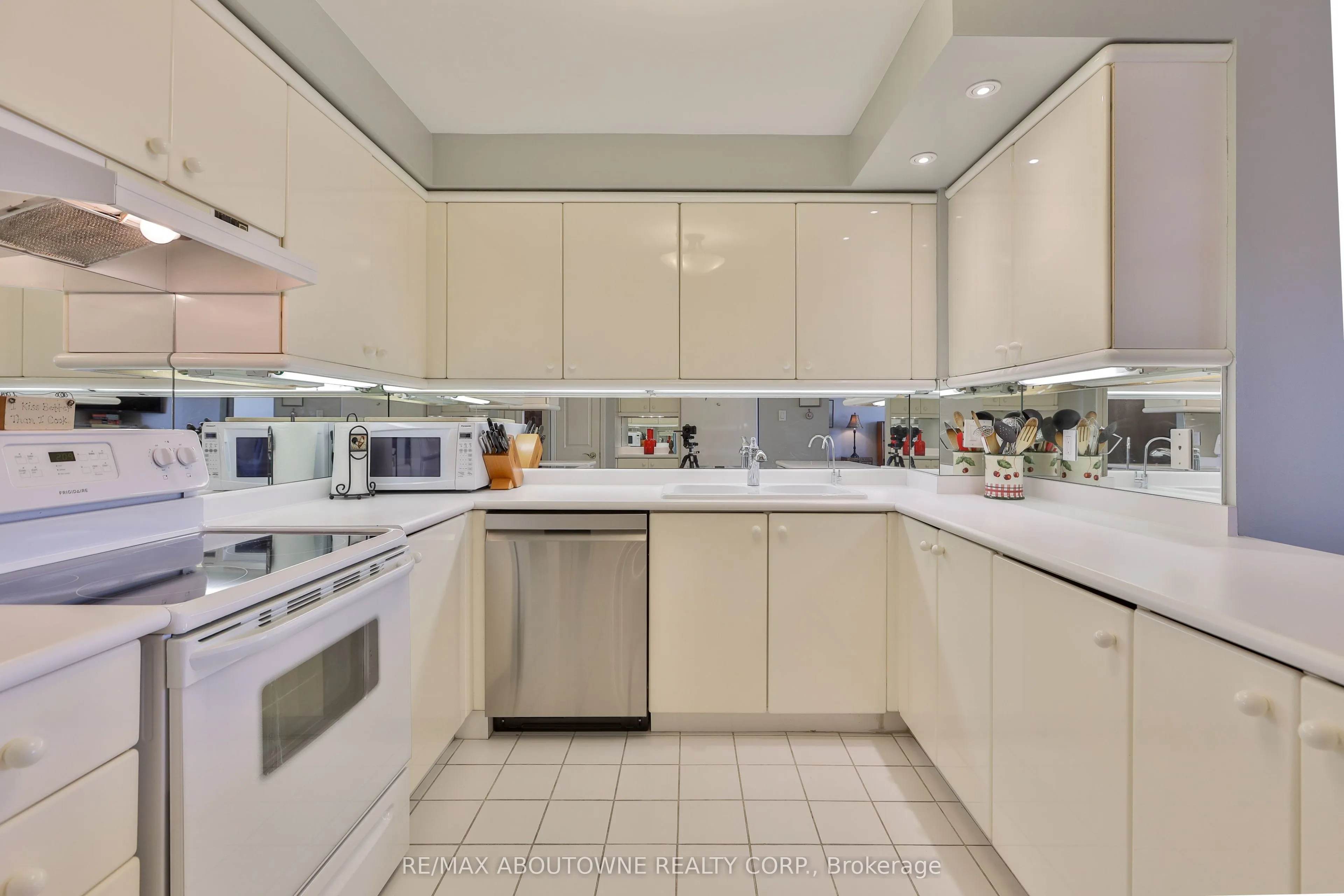 2287 Lake Shore Road W #301